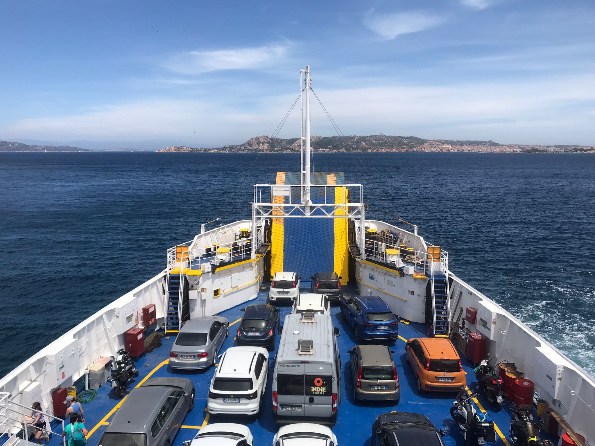 nave salpa verso un isola in segno di libertà ed ecologia e natura