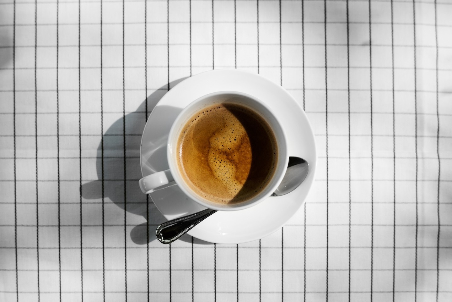 Eine Kaffeetasse auf neutralem Hitnergrund