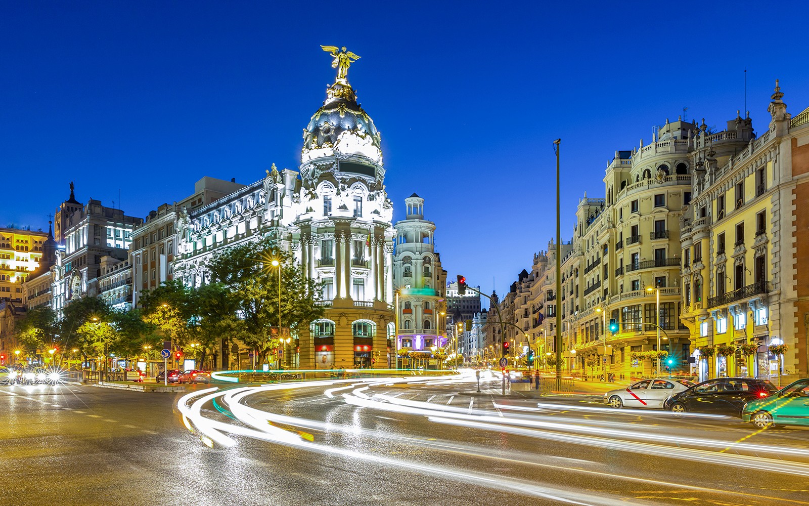 Edificio Metrópolis opplyst om natten med lysstriper, Madrid.