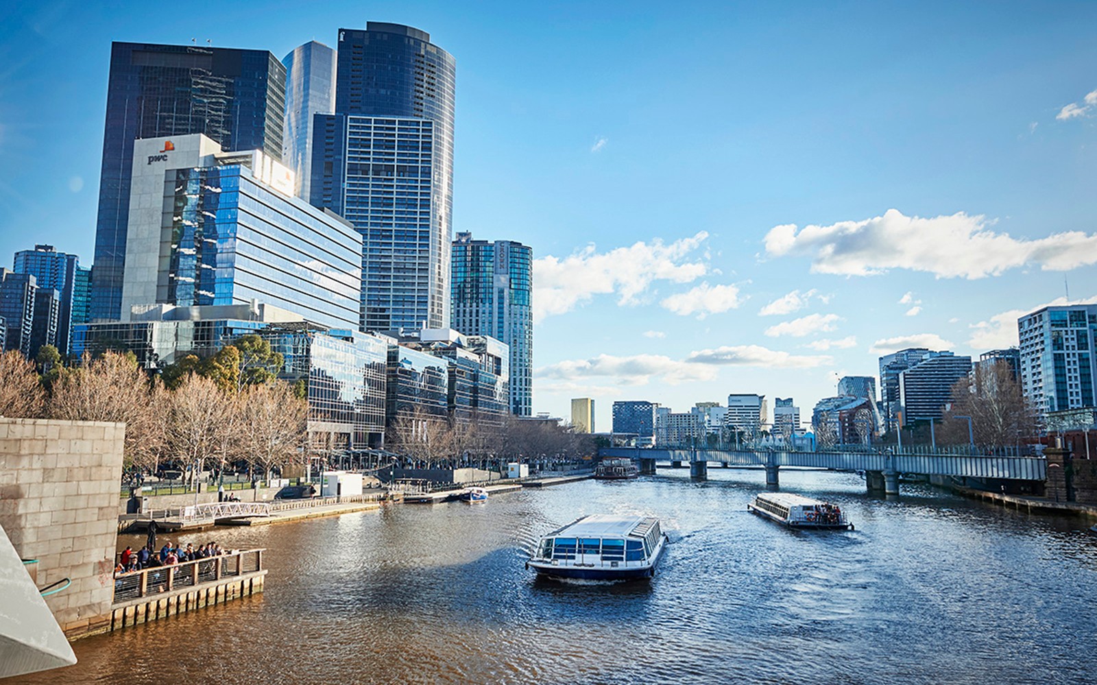 યારા નદી પર ફેરીનું ક્રૂઝિંગ મેલબર્ન શહેરના સ્કાઈલાઇનના પૃષ્ઠભૂમિમાં.