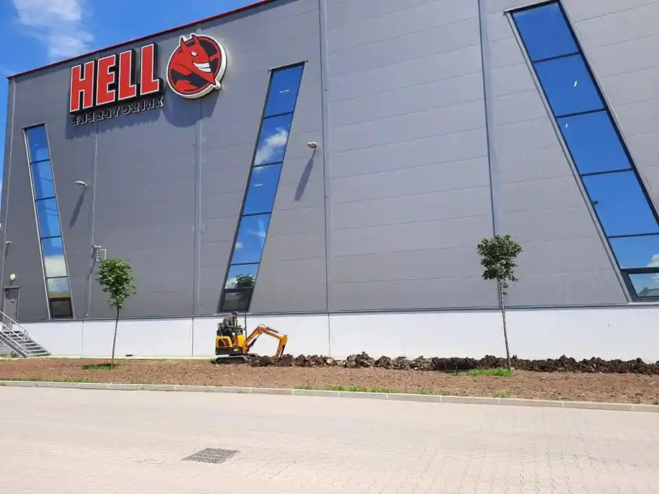 Sziklakert épitése olajfával modern családi ház mellett