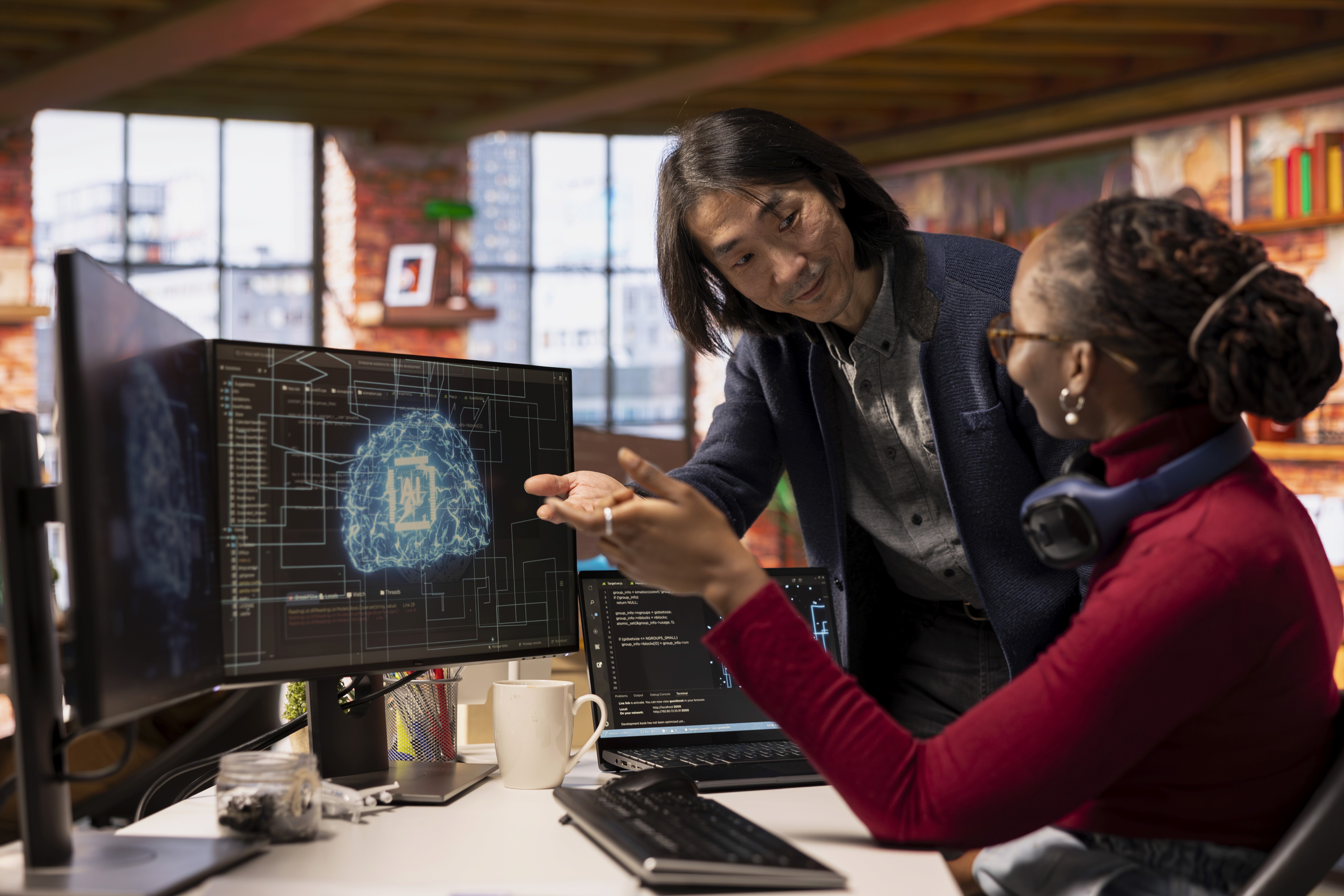 gerente-de-tecnologia-no-escritorio-de-uma-startup-multietnica-ajuda-o-tecnico-codificar-ia-avancada