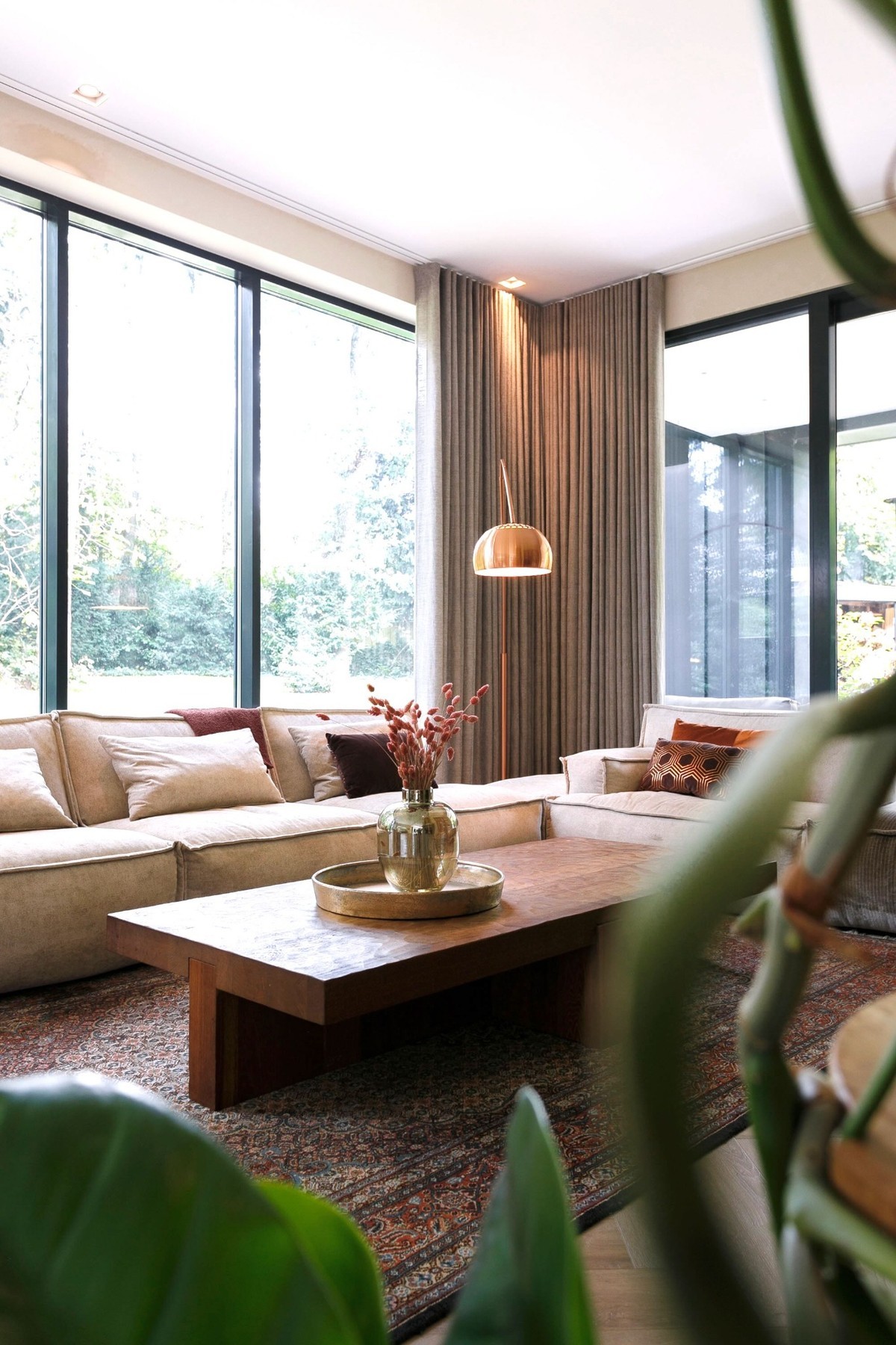 zithoek villa elementenbank met donkere tafel en vloerkleed