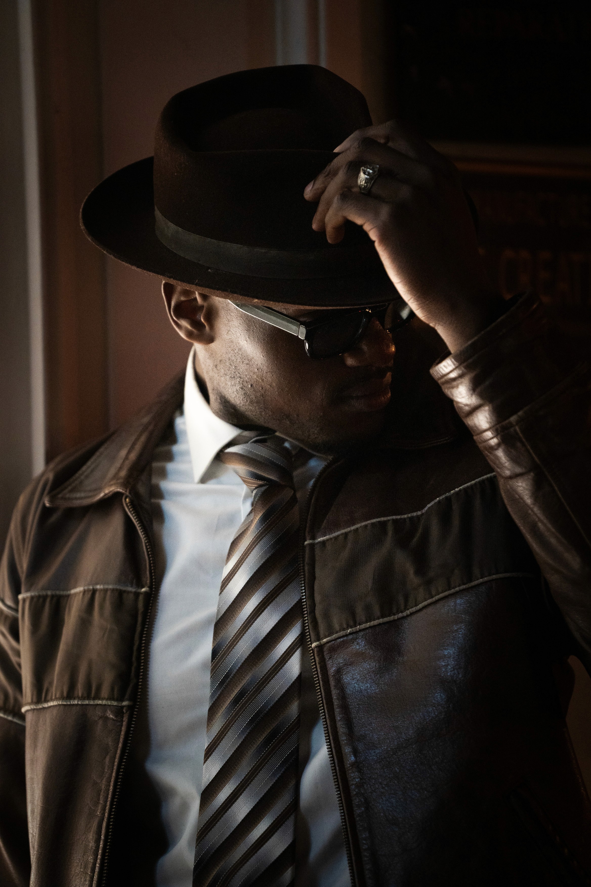 Portrait eines edel gekleideten Mannes bei Nacht