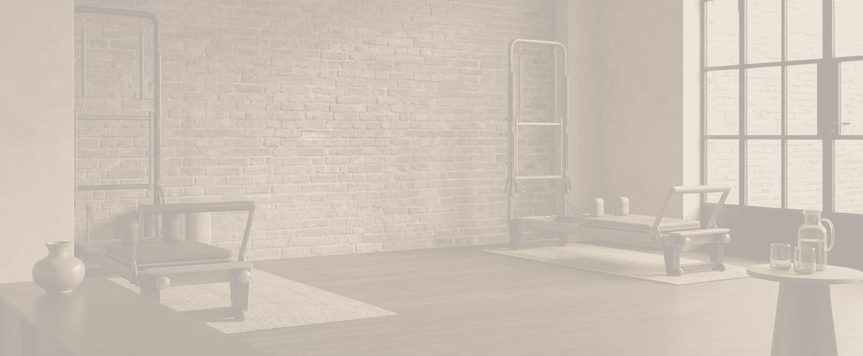 Studio de Pilates lumineux avec reformers en bois, ambiance premium et chaleureuse