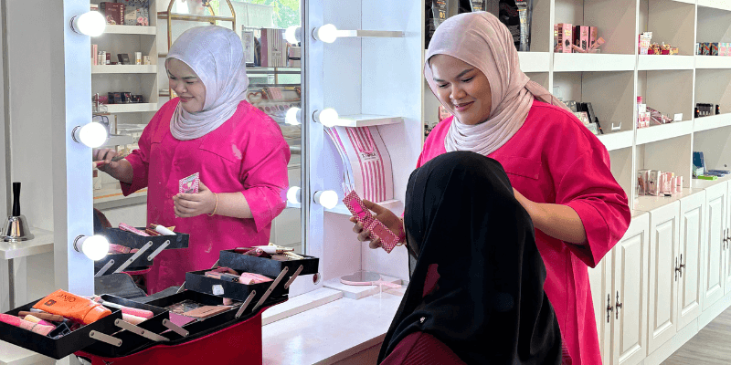 K'Fora Beauty menyediakan servis makeup untuk majlis istimewa seperti konvo dan tunang menggunakan produk kosmetik lokal.