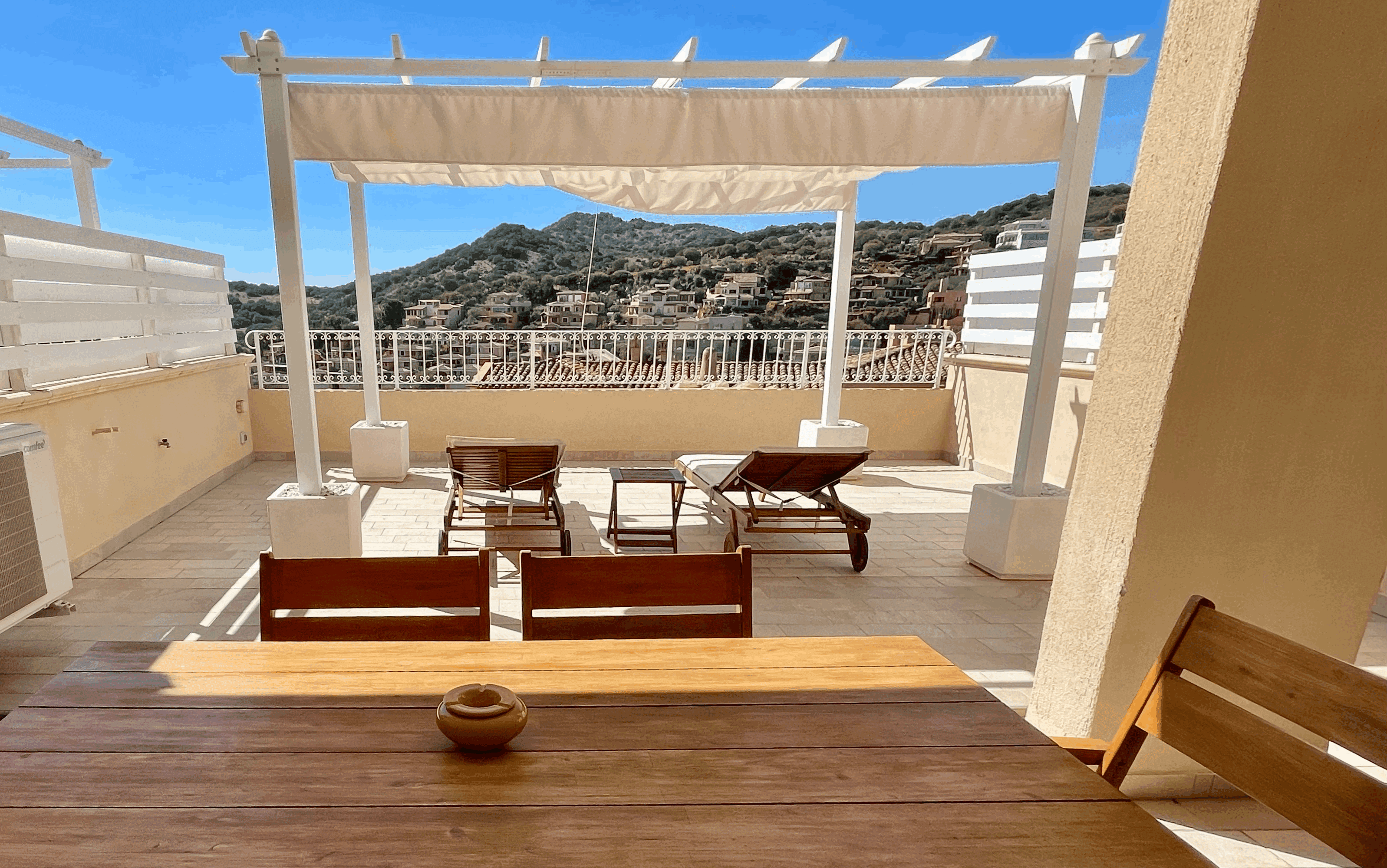 Terrazza abitabile del Trilocale Shardana Superior con tavolo da pranzo