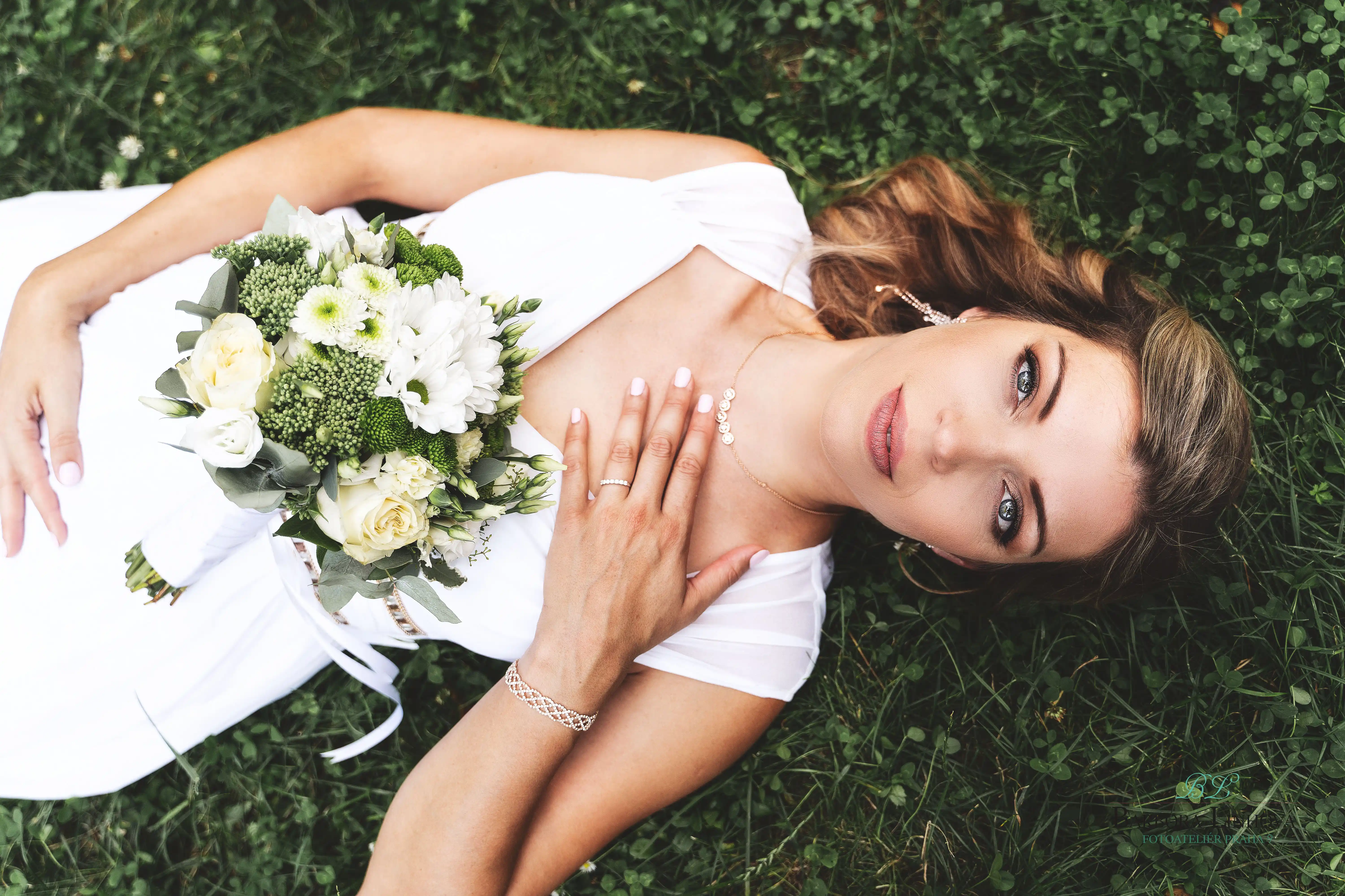 Přirozený ženský portrét v exteriéru, portrétní fotografka Bára Linhová.