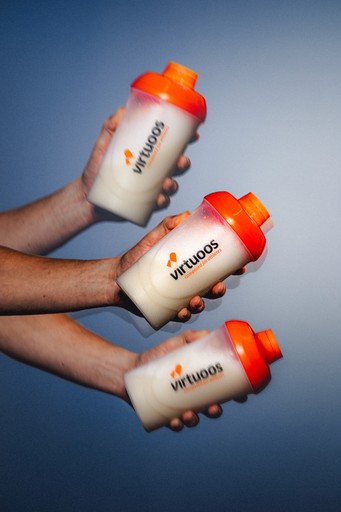 Virtuoos product fotoshoot waar drinken in een glas wordt geschonken