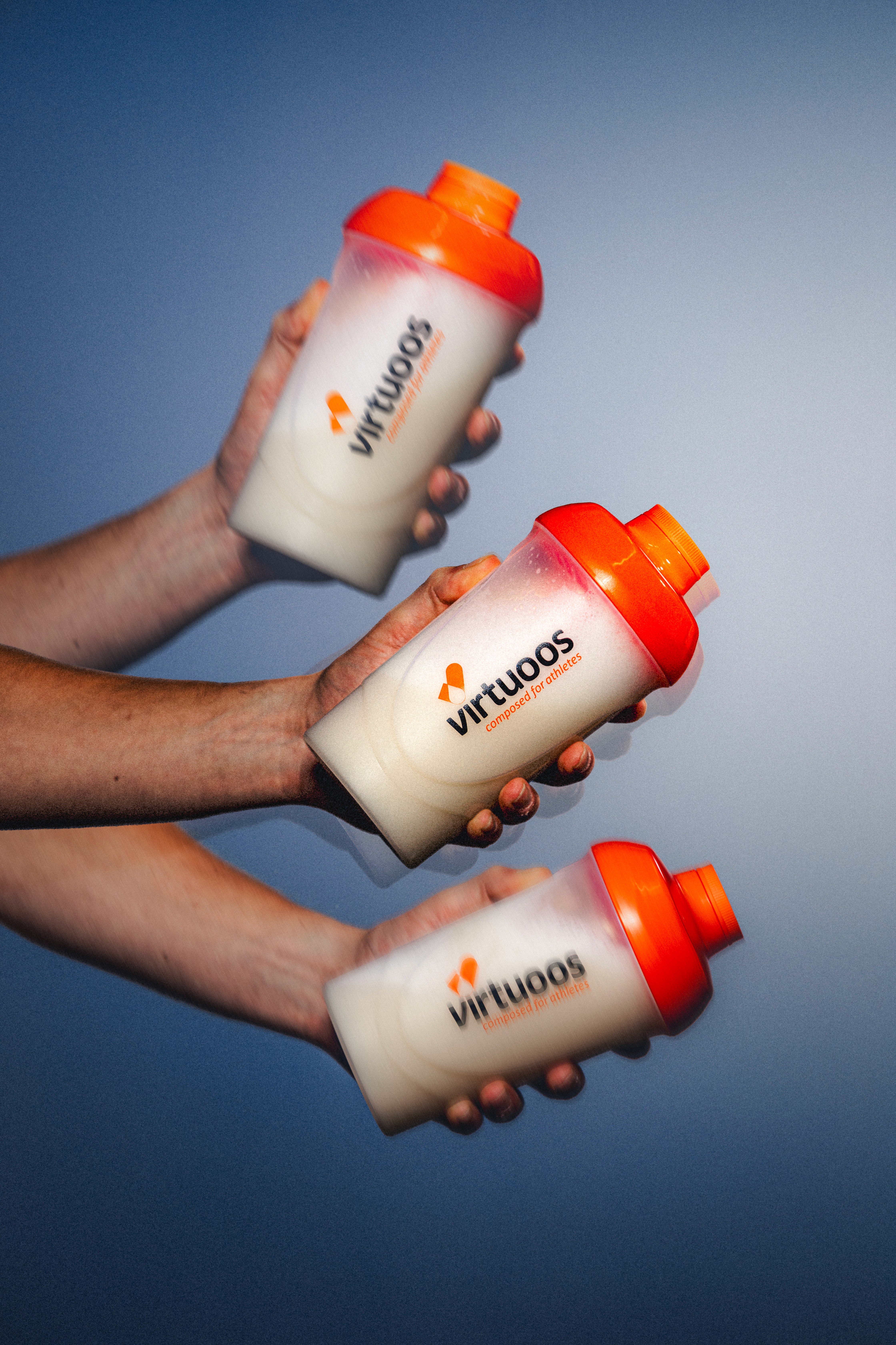 Virtuoos product fotoshoot waar drinken in een glas wordt geschonken