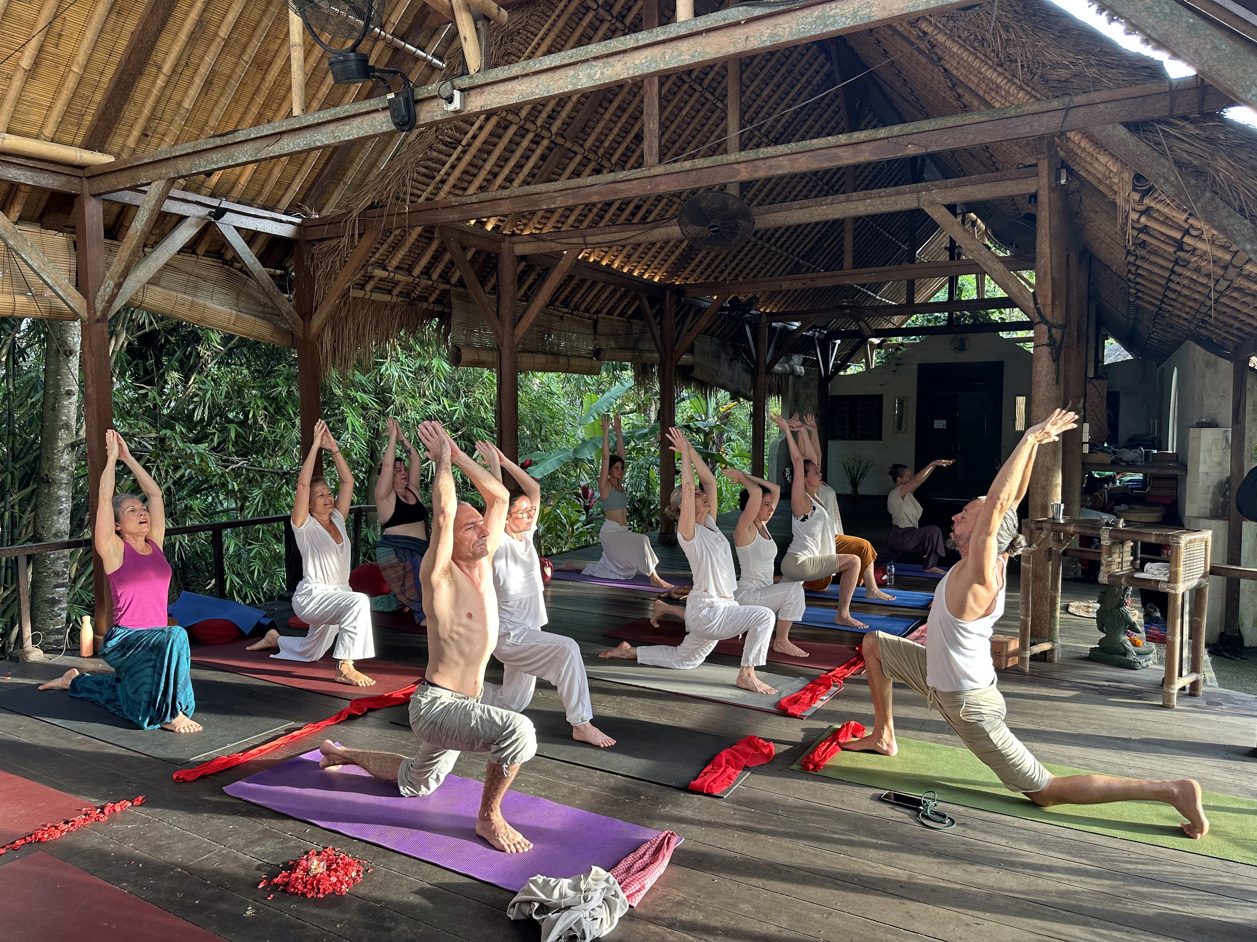 Plusieurs personnes en train de pratiquer le yoga.