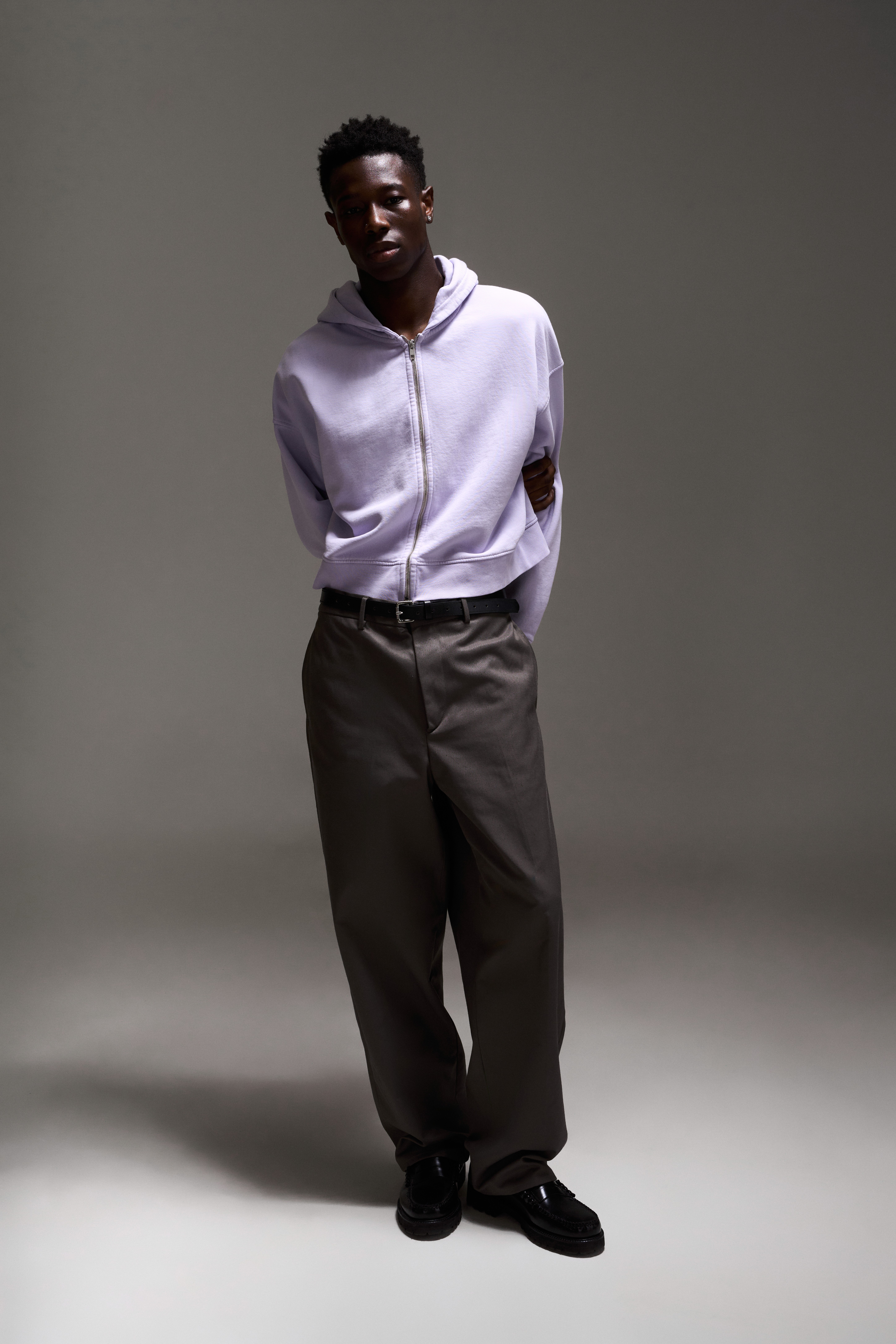 Look avec sweat-shirt mauve et pantalon large en coton gris sombre