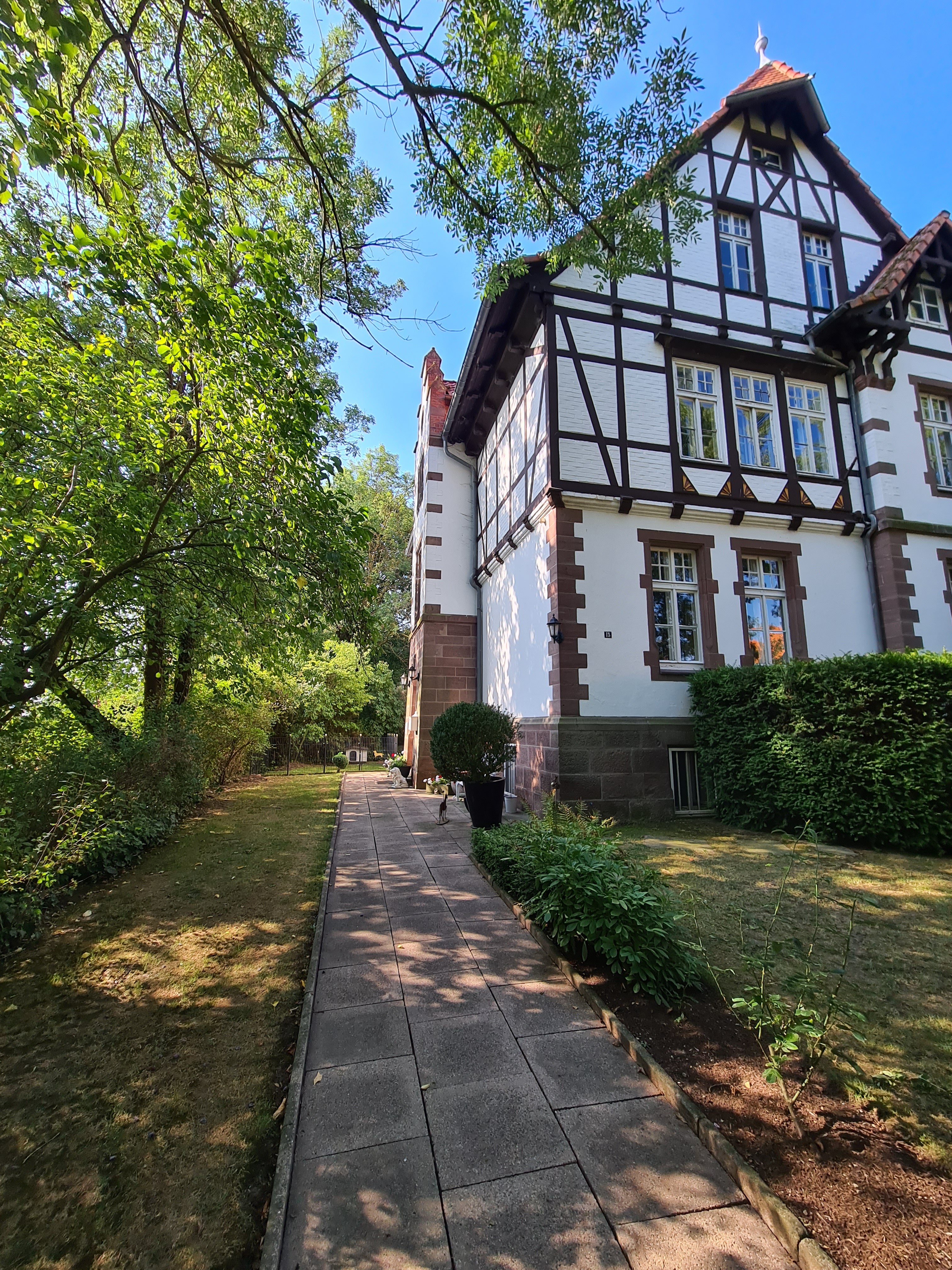 Sicht auf das weiße Herrenhaus