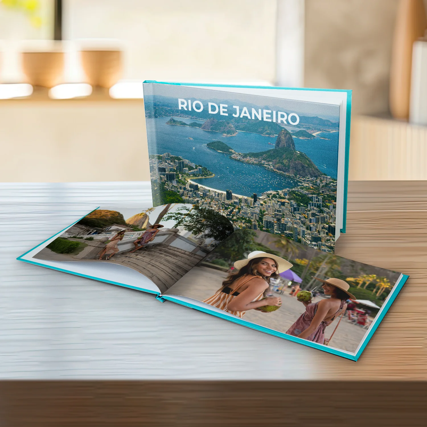 Pessoa segurando fotolivro com foto de mulher sorrindo ao ar livre, com a frase “Eu amo o Norte” escrita no canto da imagem