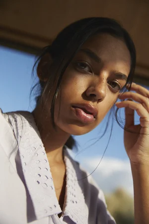 Dans le lookbook de la marque Danoise Another Aspect, le mannequin porte un costume gris et une chemise blanche