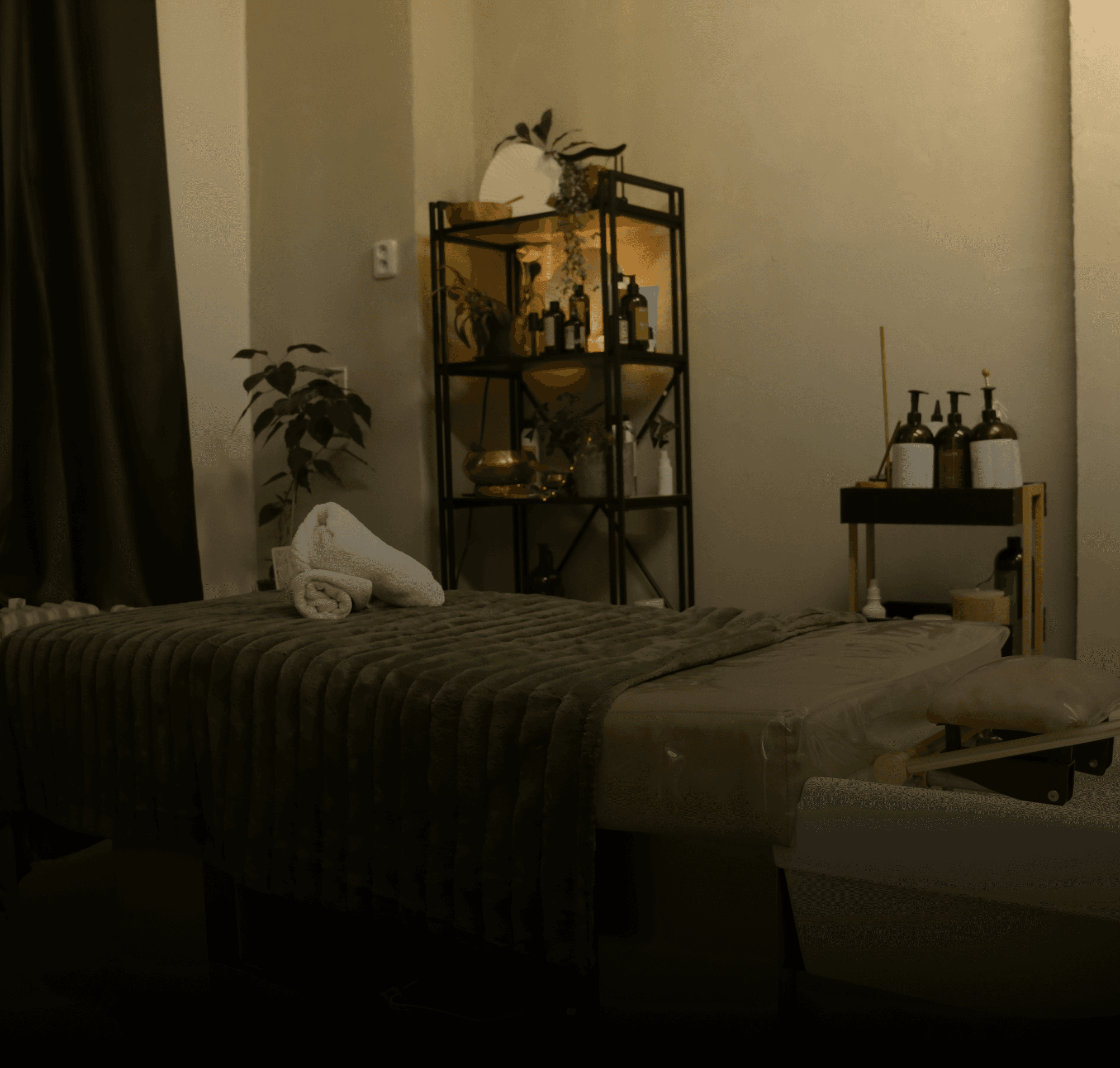 Interiér head spa studia s masážním lůžkem a přírodní atmosférou