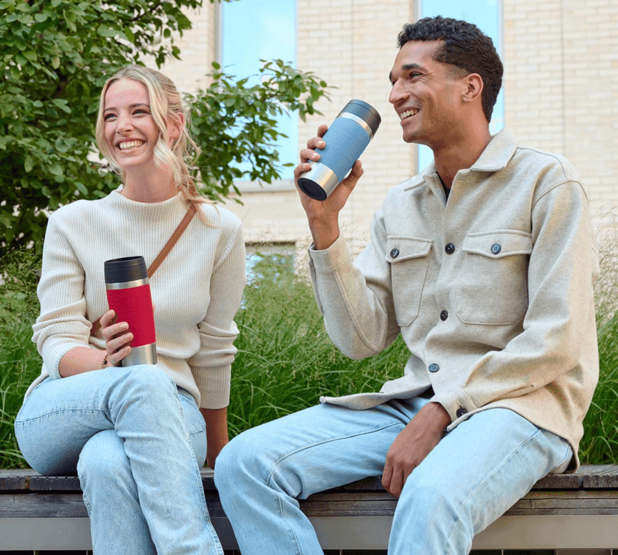 Frau und Mann halten Travel Mug Emsa