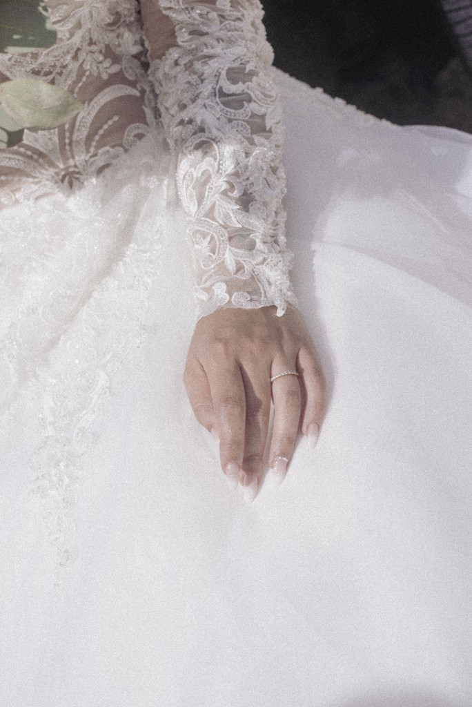 Album photo de luxe — French wedding photographer Paris — luxury wedding book France — Maison Elion — relique photographique rare — fragment intemporel — rituel artistique — photographe mariage haut de gamme — Seine-et-Marne 77 — album mariage bespoke sur mesure — timeless photography France — image symbolique — luxury French wedding photography