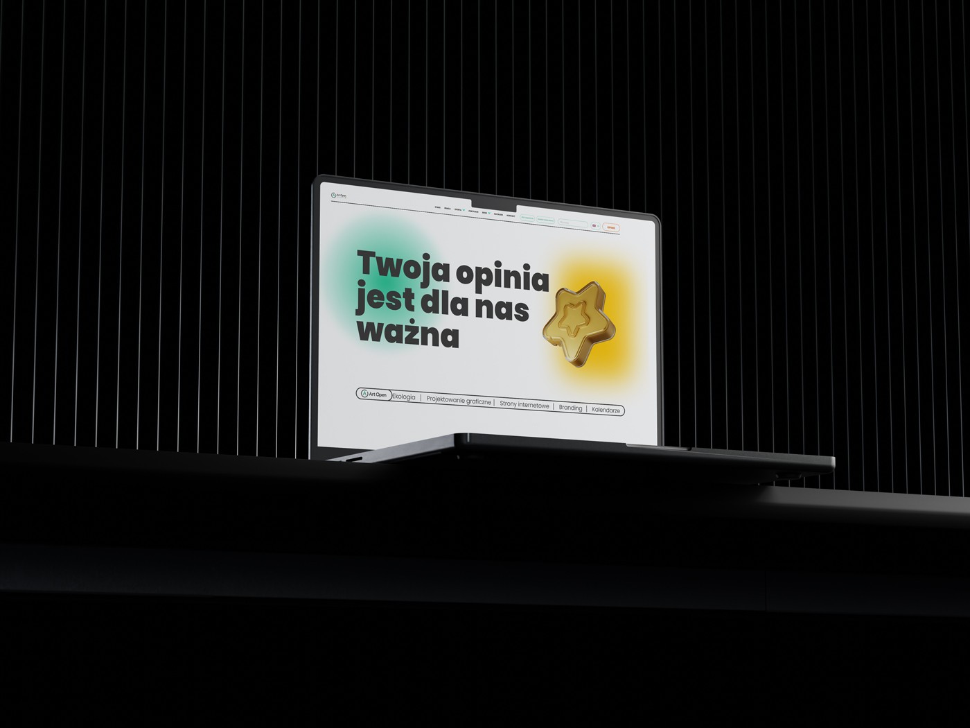 Monitor desktop z napisem 'Twoja opinia jest dla nas wazna' - widok z gory.