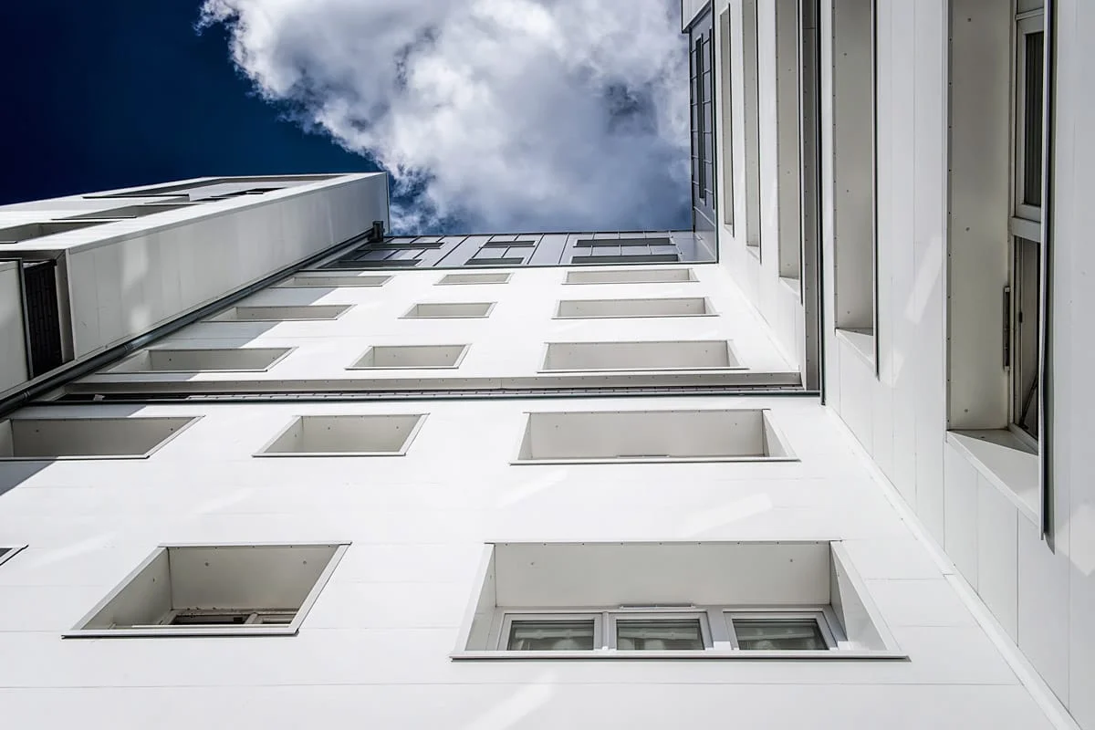 Immeuble résidentiel blanc moderne en perspective ascendante – photo d’architecture contemporaine Dunkerque Hauts de France