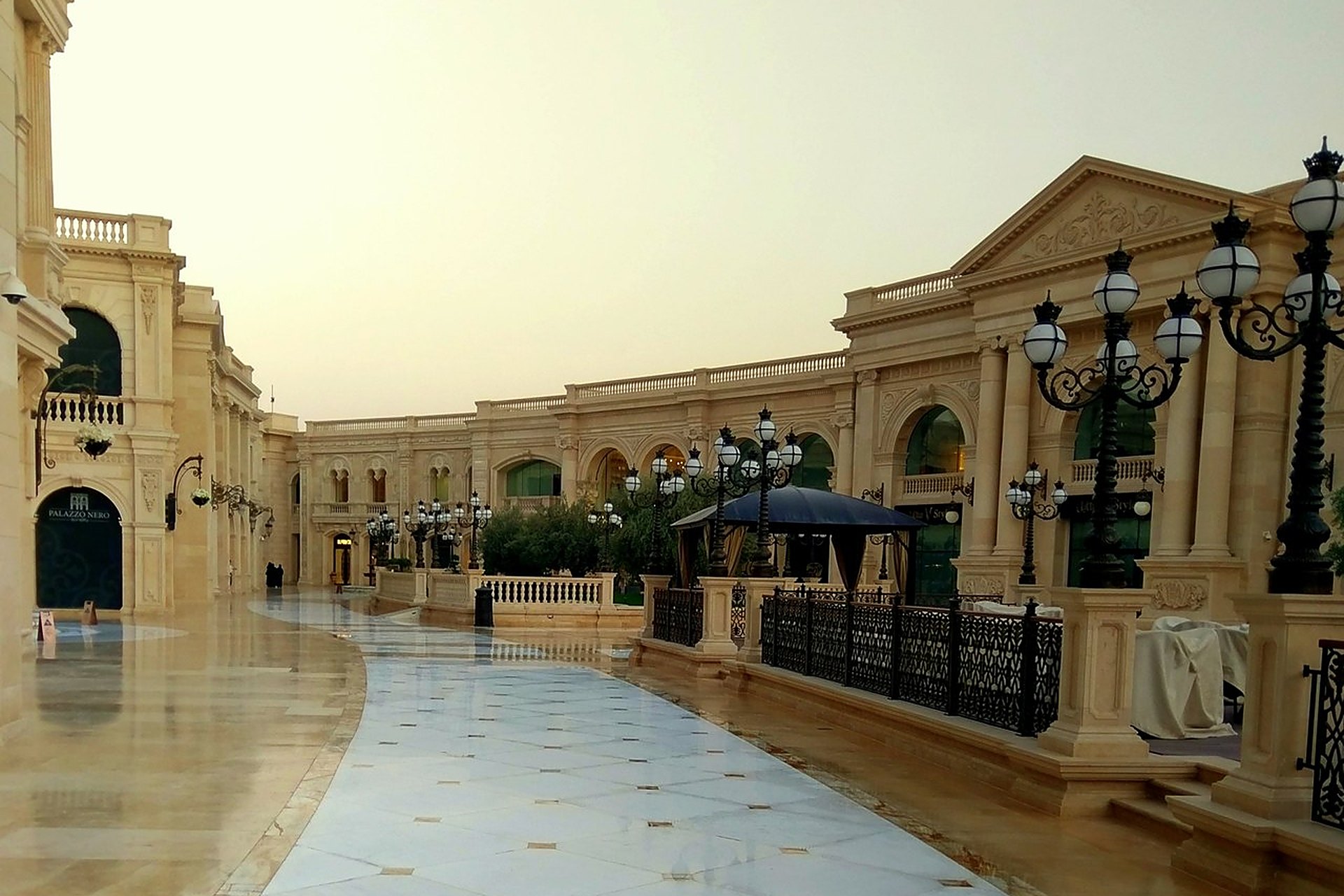 La colonnade et le sol de marbre d'Al Hazm, à Al Markhiya, à Doha, un centre commercial dont les cours et les galeries sont à ciel ouvert et climatisées