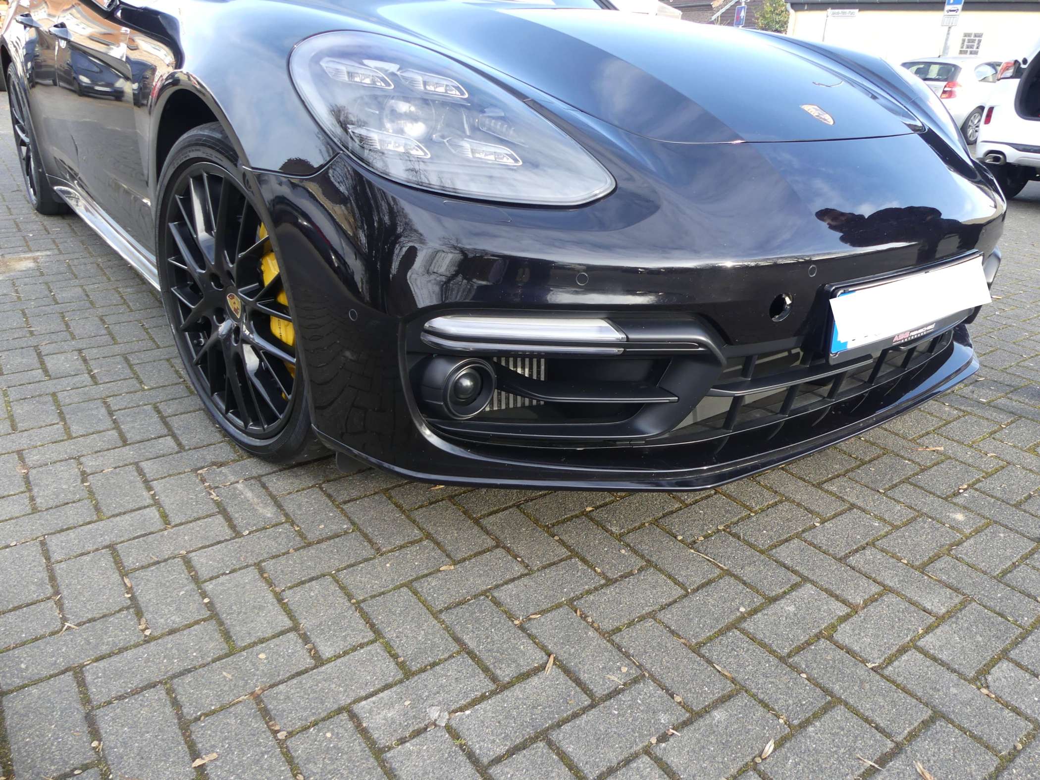 Kfz Gutachter fotografiert Auto von Innen