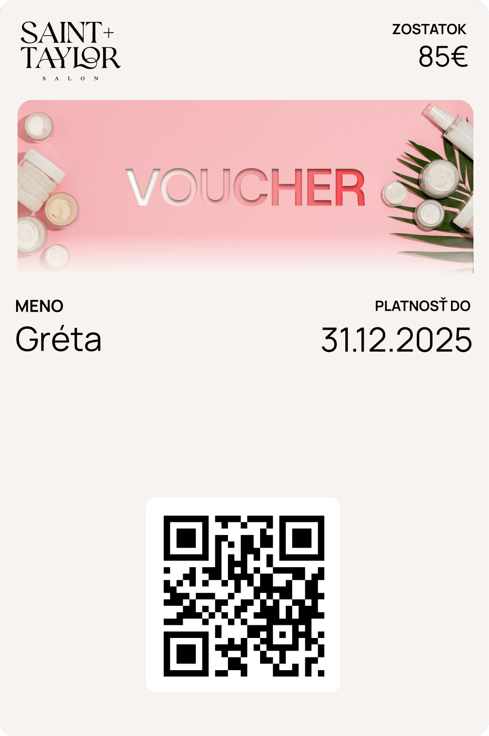 Digitálny darčekový voucher kozmetického salónu Saint + Taylor Salon. Elegantný ružový dizajn s fotografiou luxusnej kozmetiky a palmových listov. Meno Gréta, zostatok 85€, platnosť do 31.12.2025.