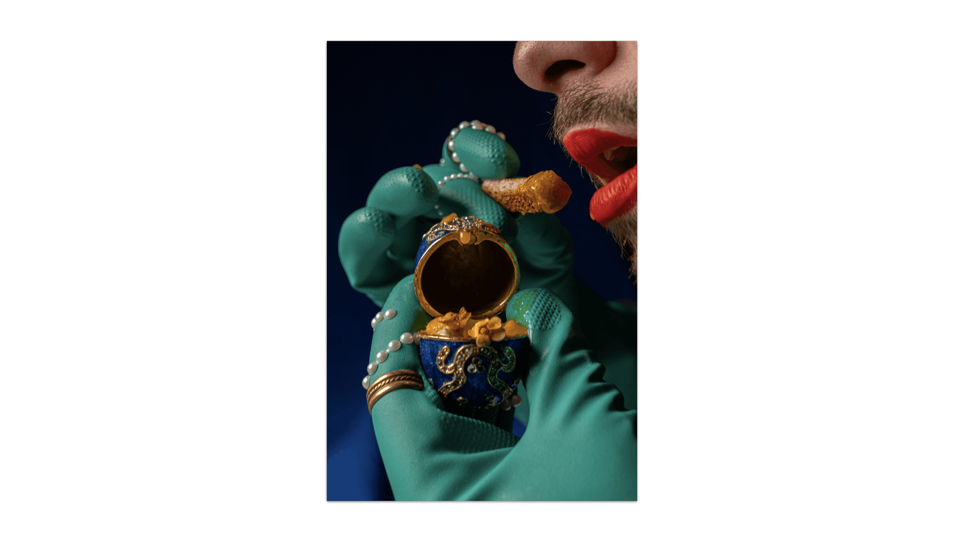 L'identité visuelle de 'Croqueur·euse de perles' est une invitation à sortir des sentiers battus. Cette composition utilise des objets du quotidien pour brouiller la frontière entre le banal et le précieux, tout en abordant des thèmes d'inclusivité et de remise en question des stéréotypes sociaux et de genre.