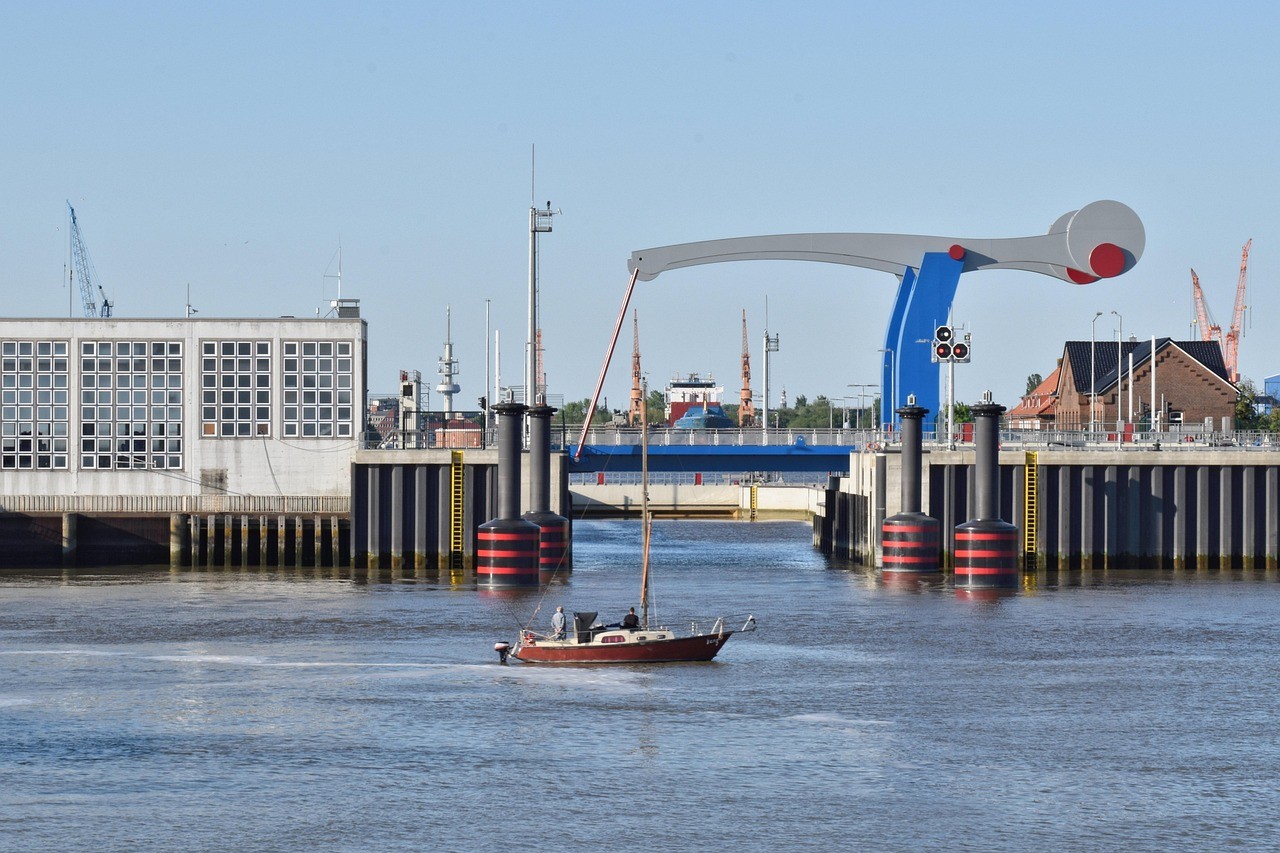 Sehenswürdigkeit in Emden mit Klappbrücke und Segelboot – regionale Kulisse für nachhaltige Photovoltaik- und Stromspeicherlösungen Ihrer Solarfirma in Ostfriesland.
