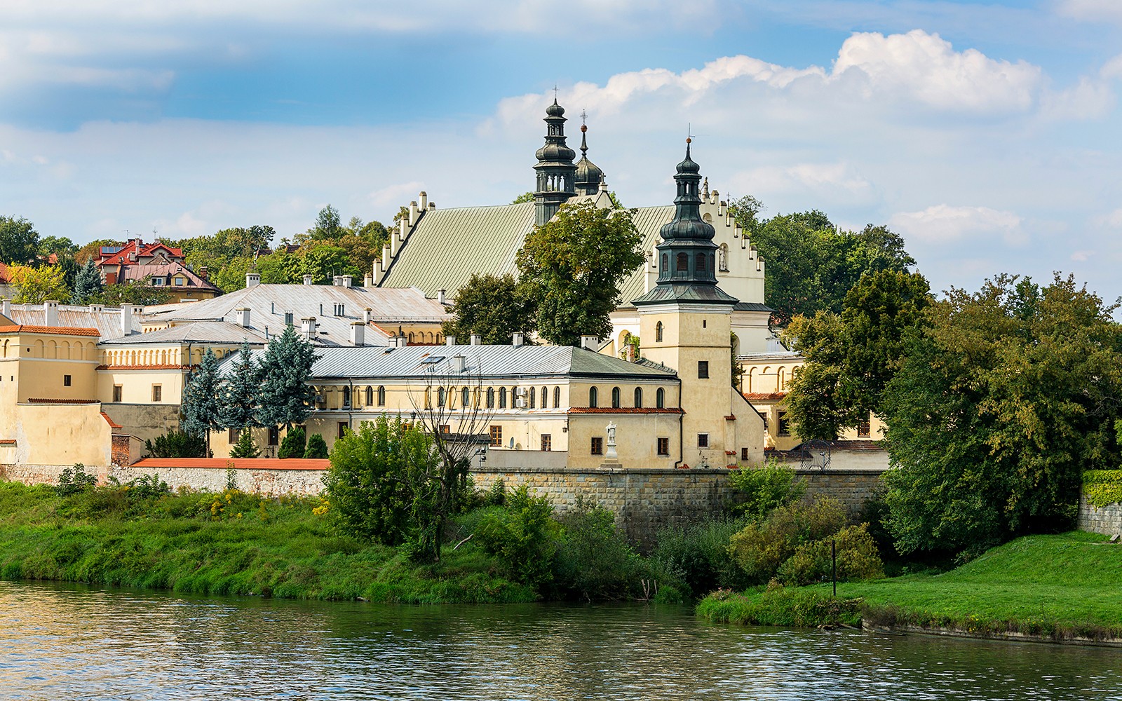 Opactwo Tyniec widziane z Wisły podczas rejsu wycieczkowego z Krakowa.