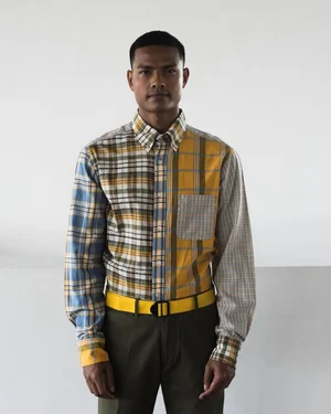 Dans le lookbook de la marque Danoise Another Aspect, le mannequin porte un costume gris et une chemise blanche