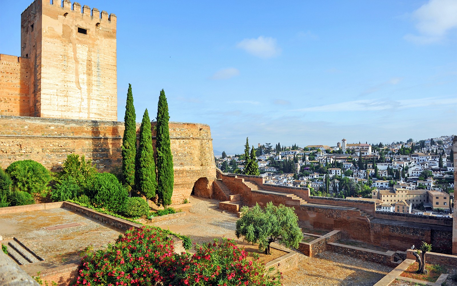 Alcazaba festning og hager med utsikt over Granada, Spania.