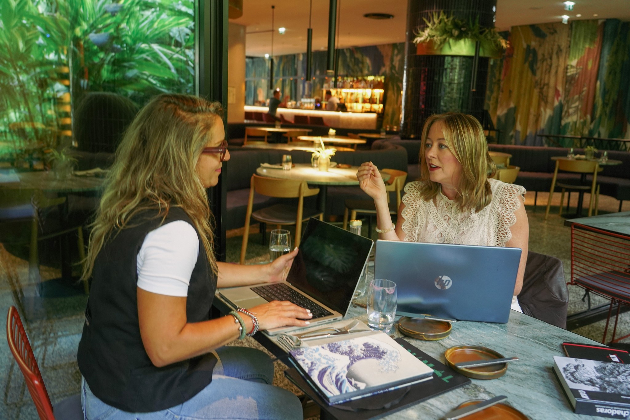 Mujeres trabajando y hablando en una mesa