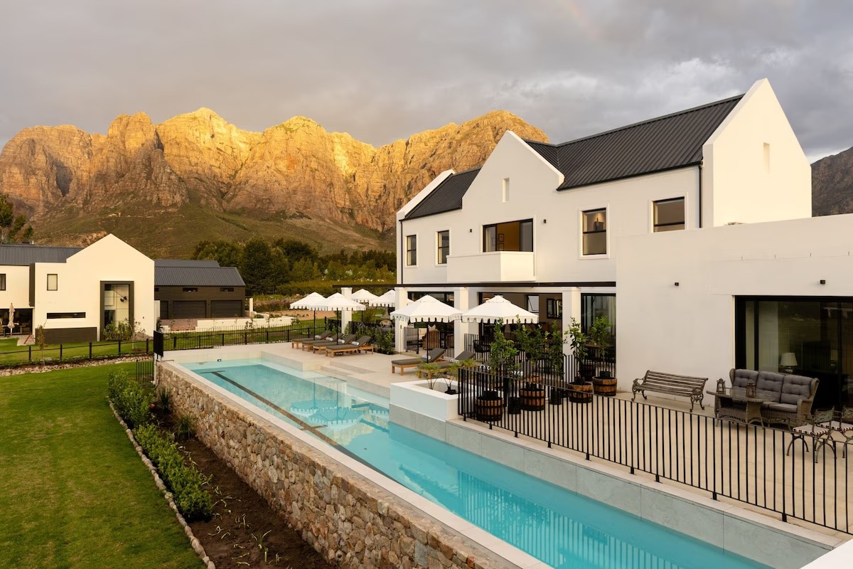 Kleine Banhoek Manor — view 1