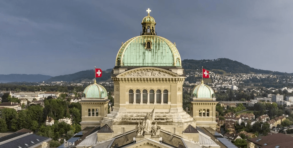 Palais fédéral suisse à Berne, symbolisant la prise de décision politique et les actions législatives ayant un impact sur l'électromobilité, les incitations aux véhicules électriques et les politiques énergétiques durables en Suisse