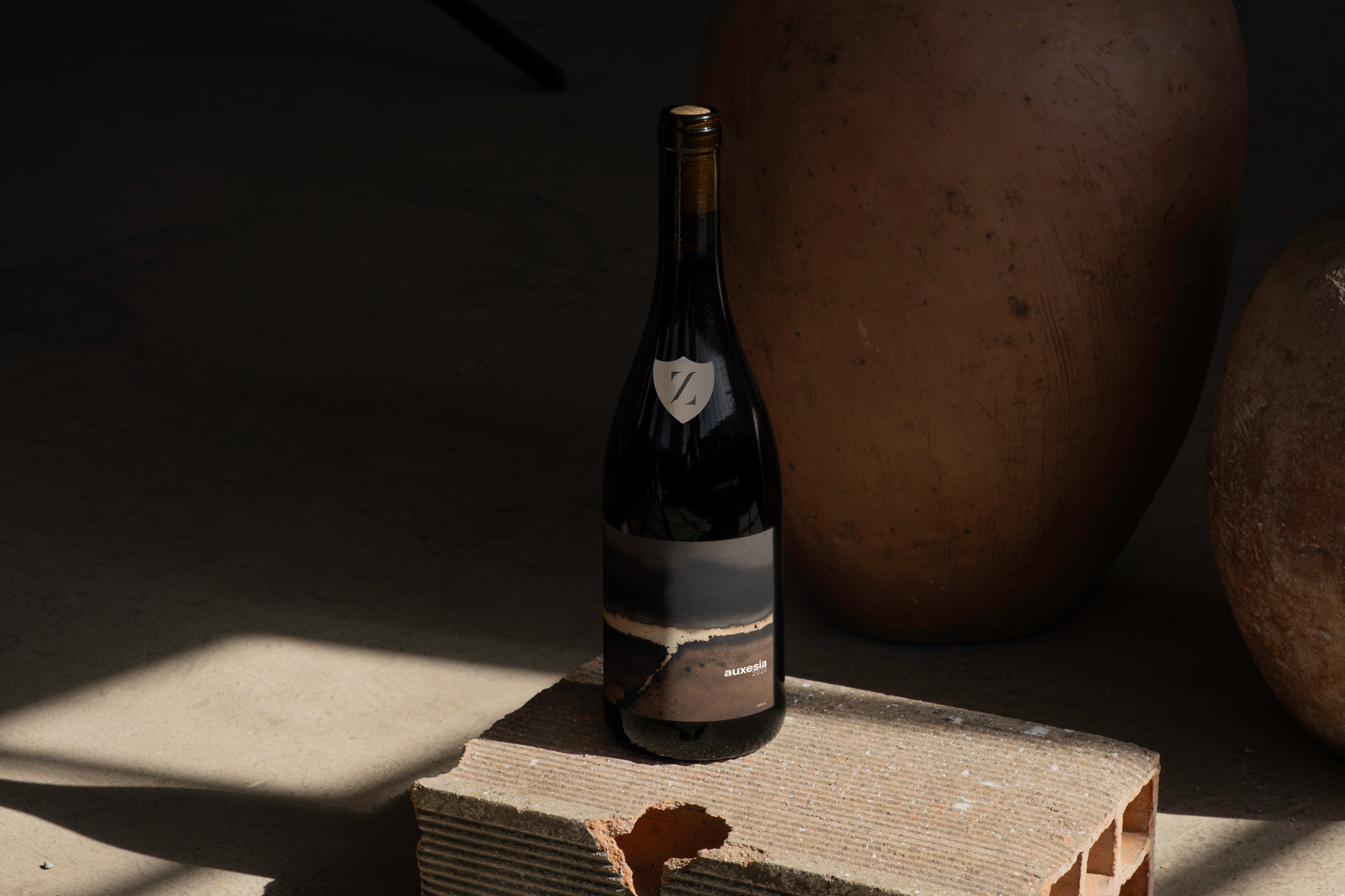 Black and white image of people working at a table with laptops, showing hands gesturing during discussion of digital content displayed on screens, with fabrica® logo in the corner.