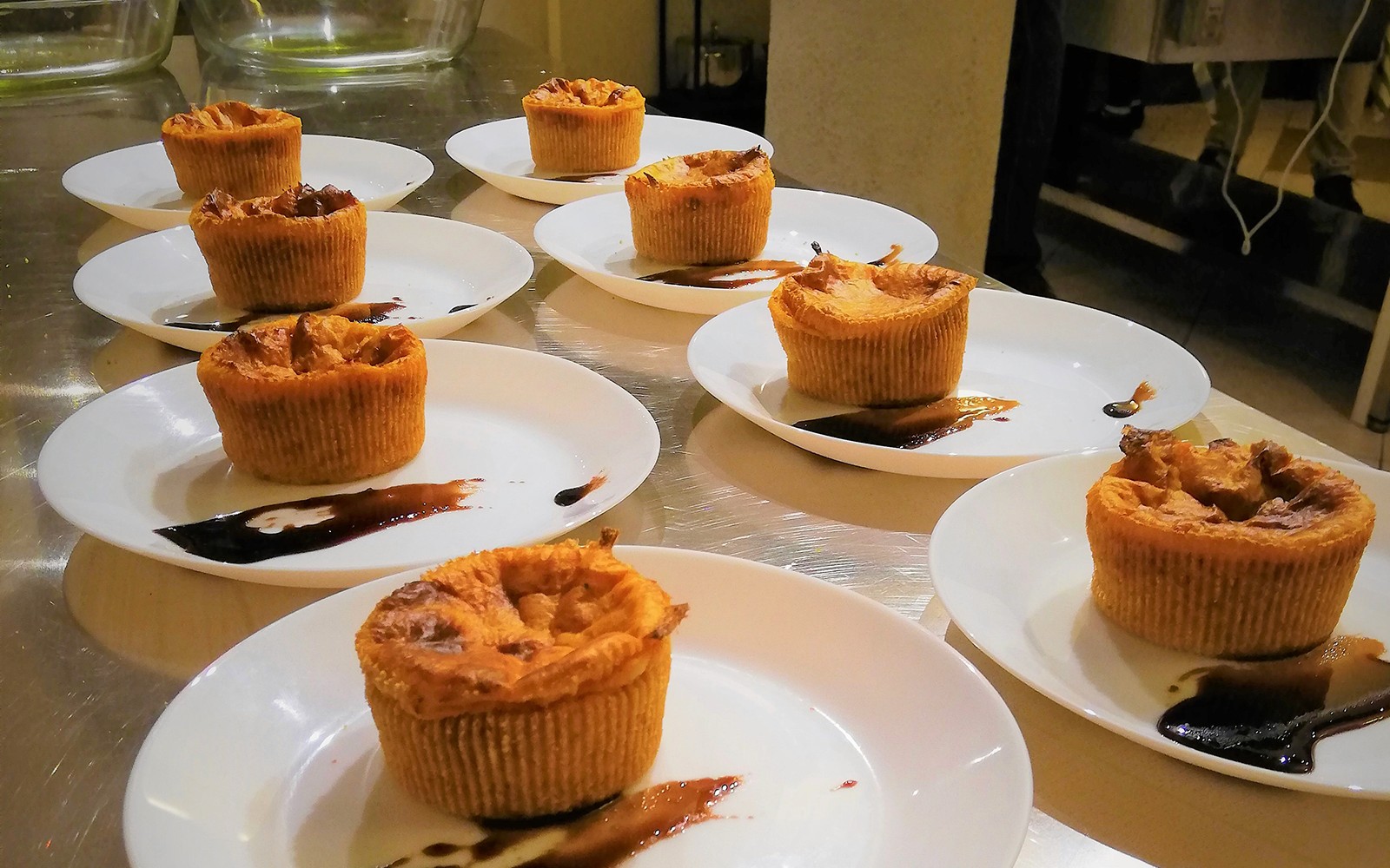 Tányérokon felszolgált péksütemények a Firenzei Központi Piac főzőtanfolyamán.