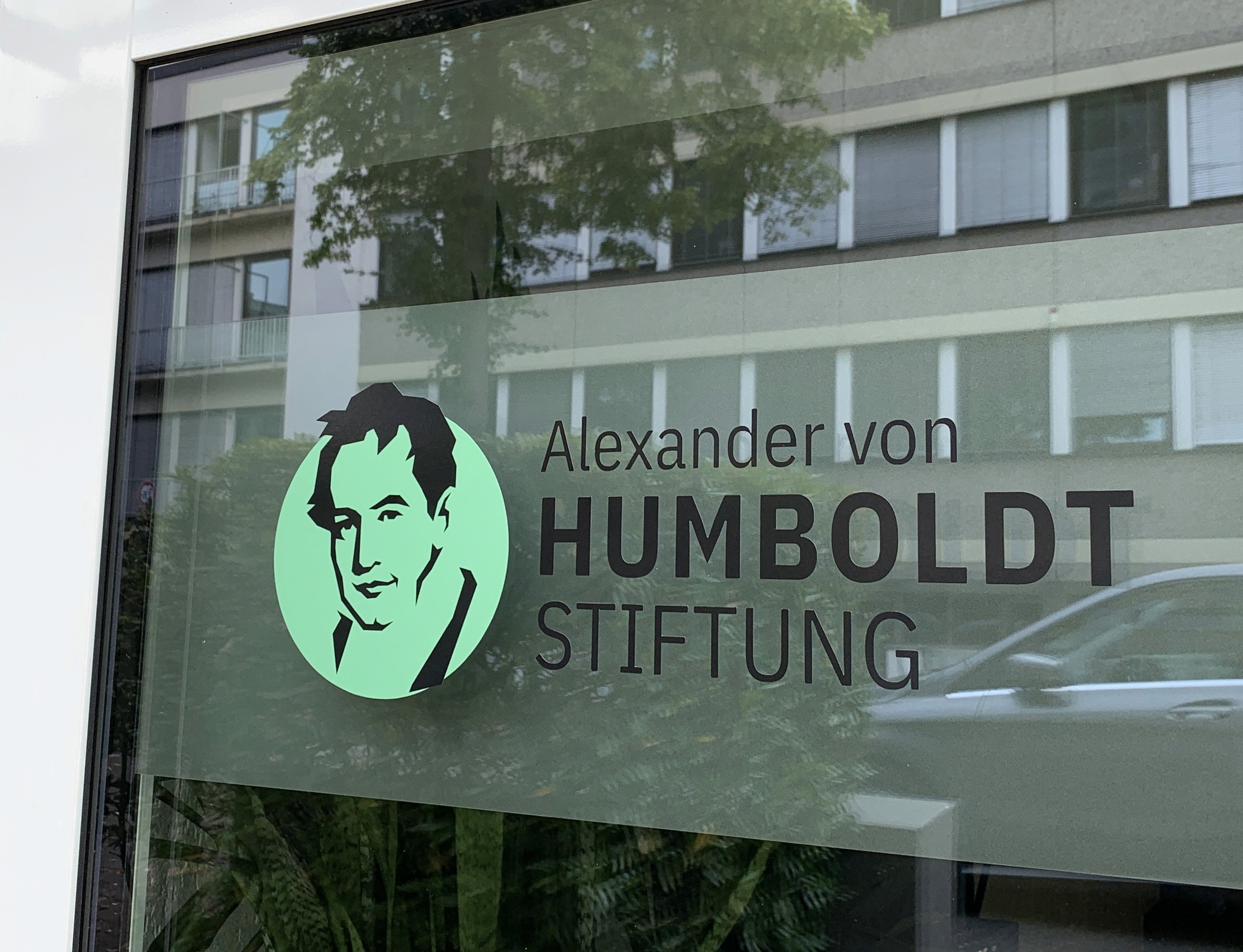 Logo auf Milchglasfolie als Sichtschutz