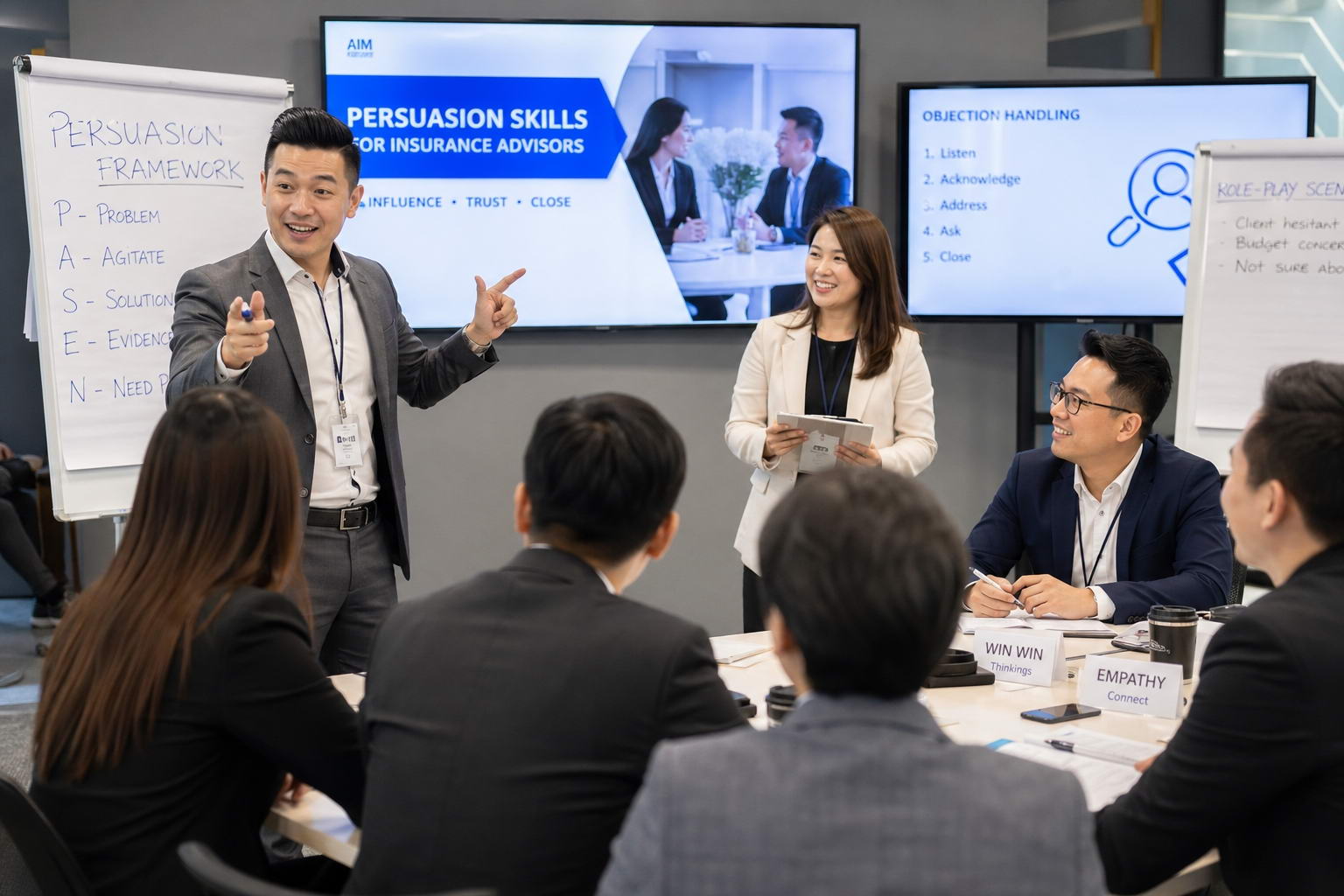 香港保險團隊在高級宴會廳舉行員工獎勵晚宴及慶功活動,專業人士舉杯慶祝。