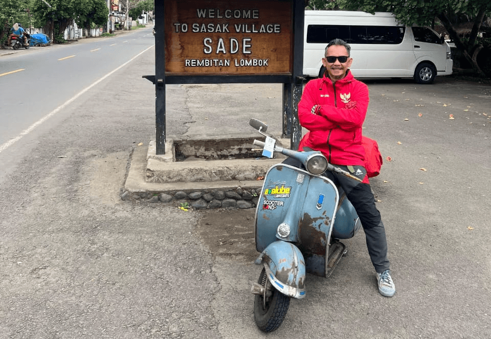 a person wearing a baseball cap