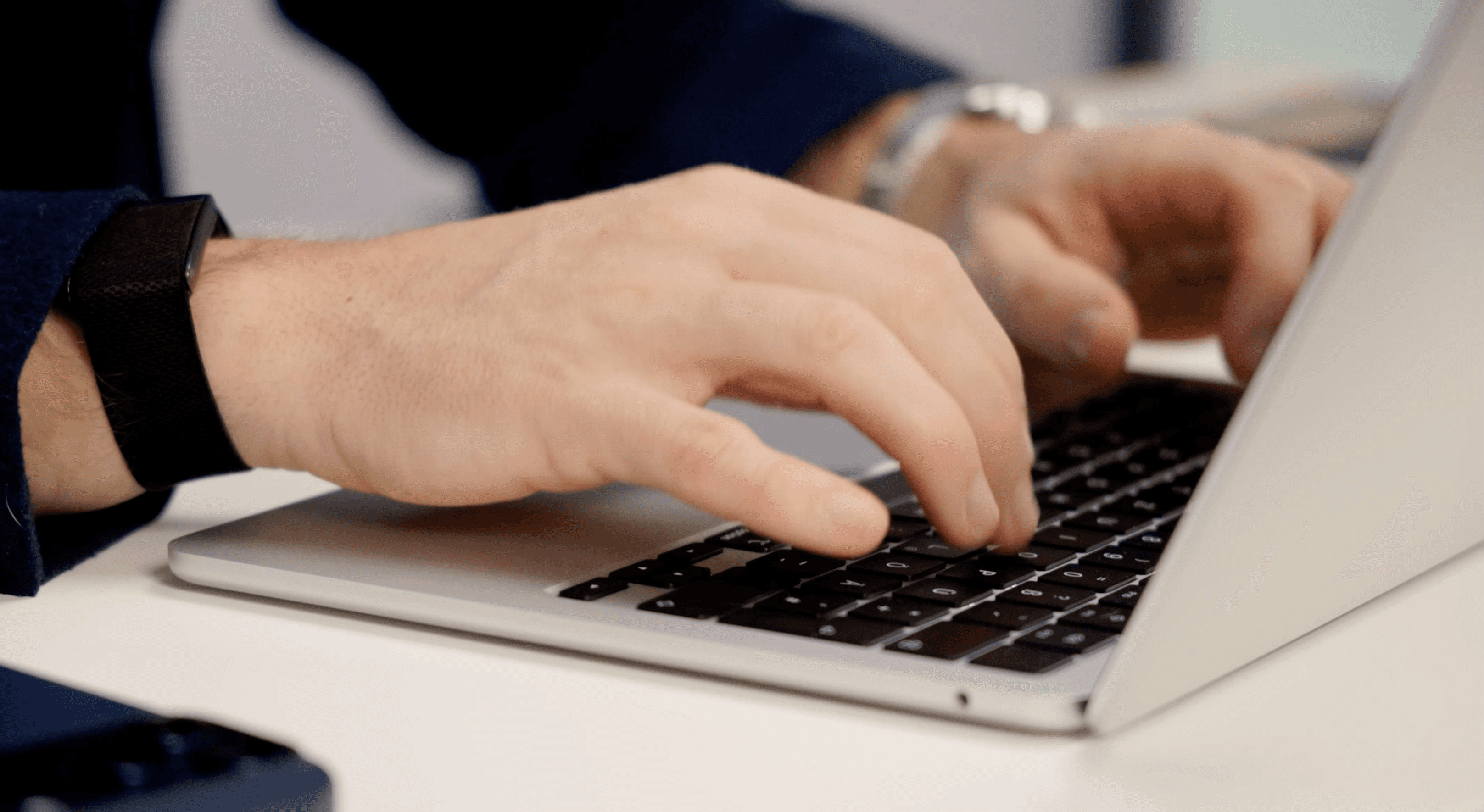 zeigt wie jemand am Laptop schreibt