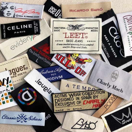 Etiqueta de marca en prenda textil personalizada — producción Barcelona