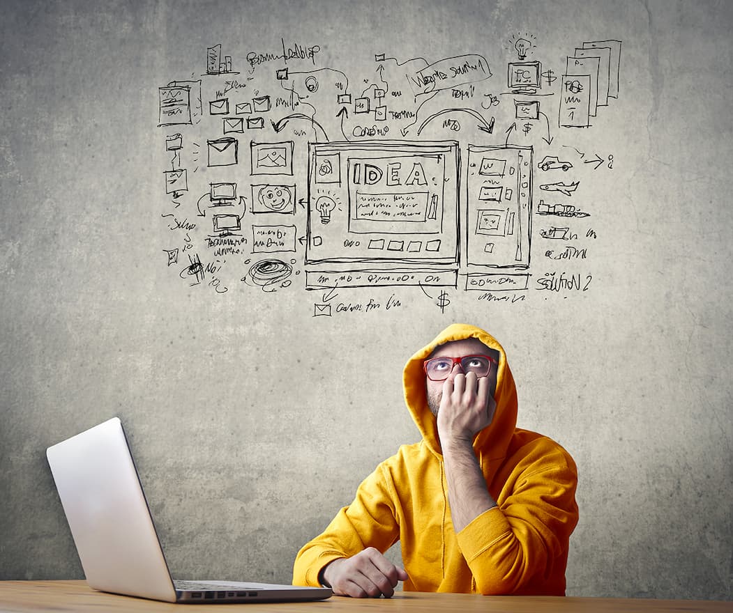 Homme créant un site web