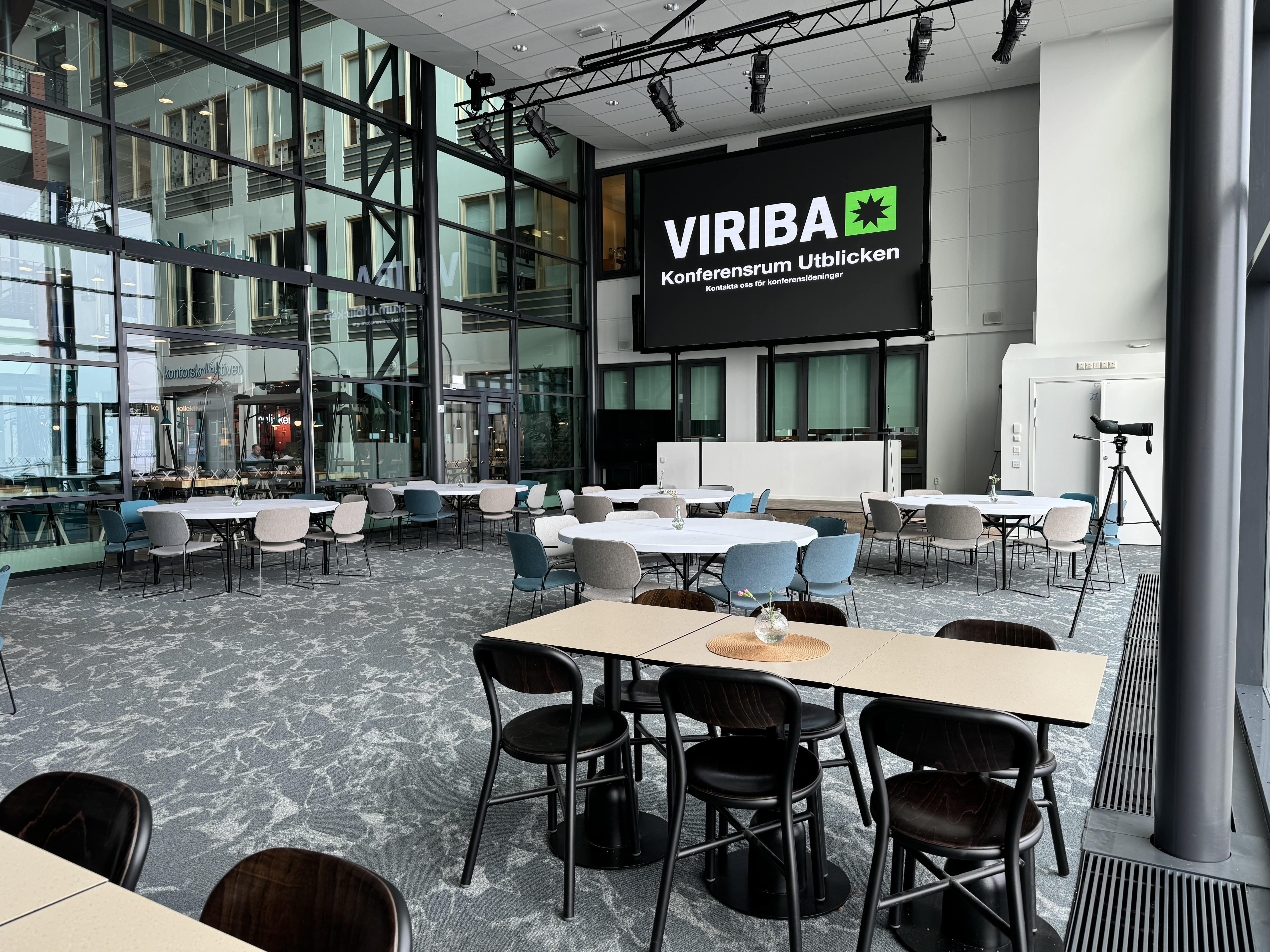 Konferensrum Utblicken hos KIFAB i Kalmar – LED-skärm och mötesbord