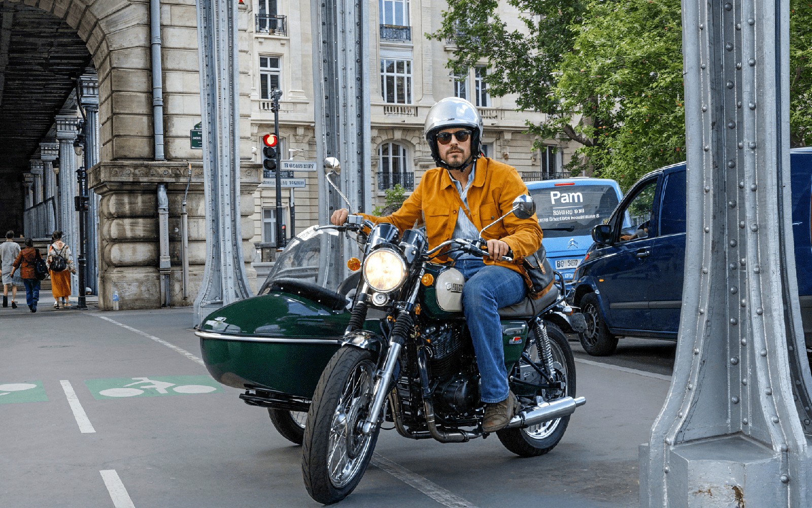 巴黎桥下的边车摩托车之旅。