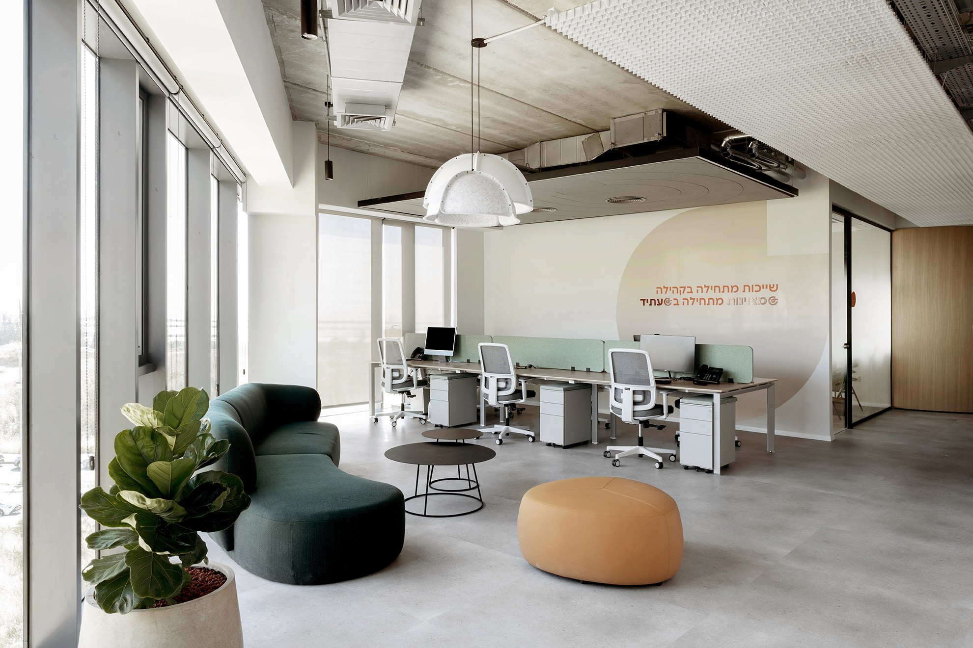 מרחב עבודה משותף (Open Space) עם תקרה חשופה, גופי תאורה אקוסטיים מרחפים ותכנון ארגונומי