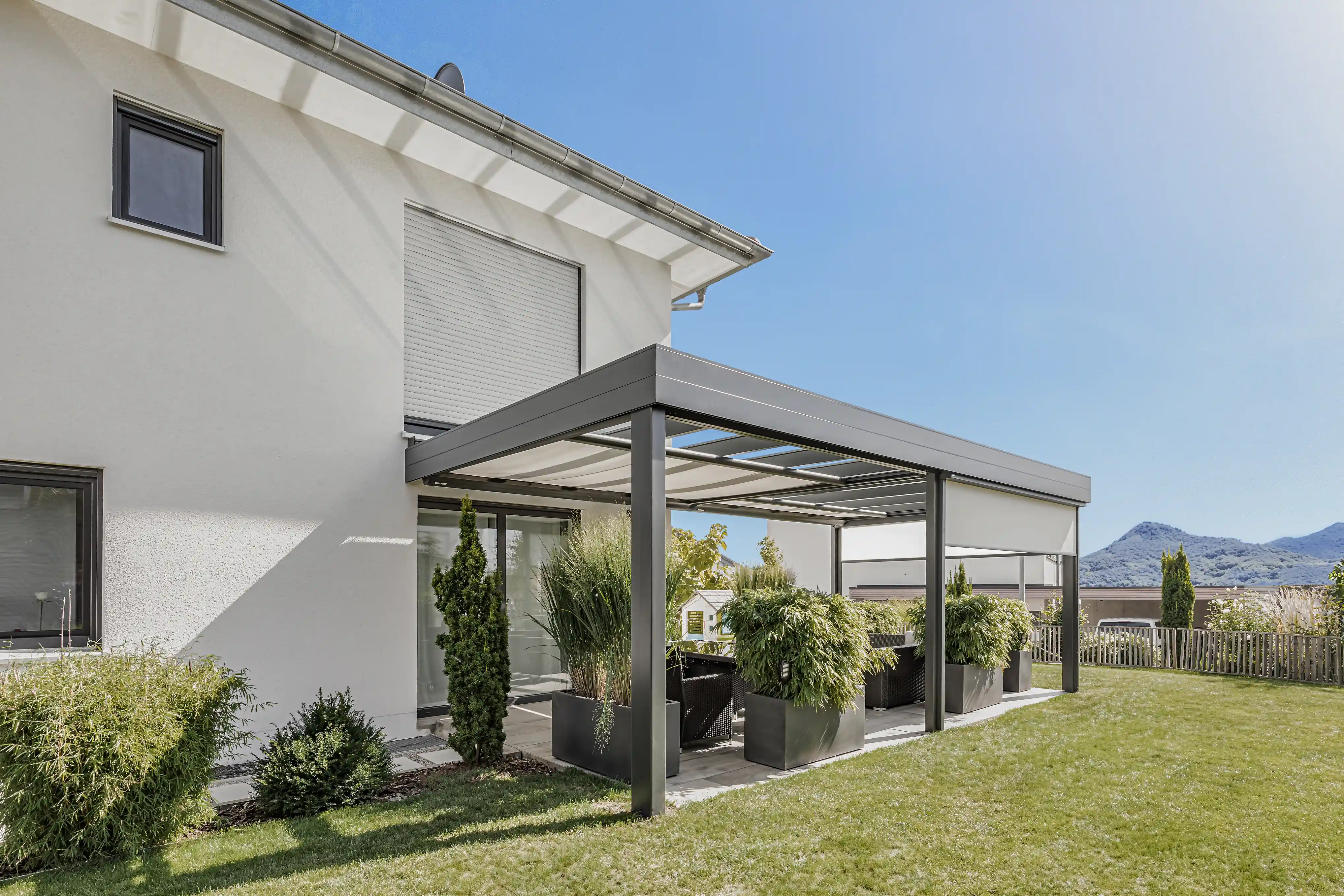 Aufnahme der Ecke des Terrassendachs mit ruhigem Ambiente