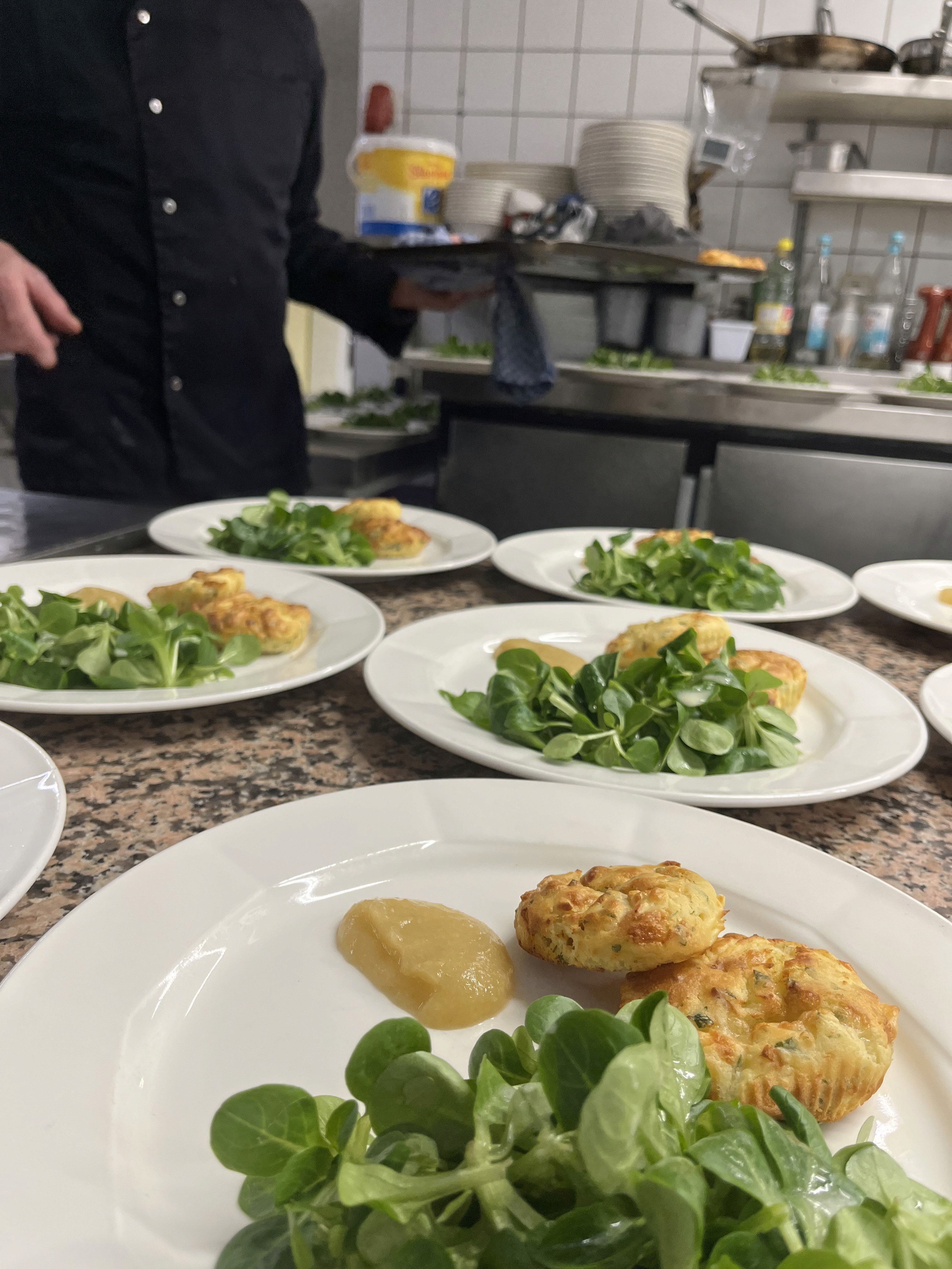 Vorspeise Bergäsemuffin mit Apfel und Feldsalat