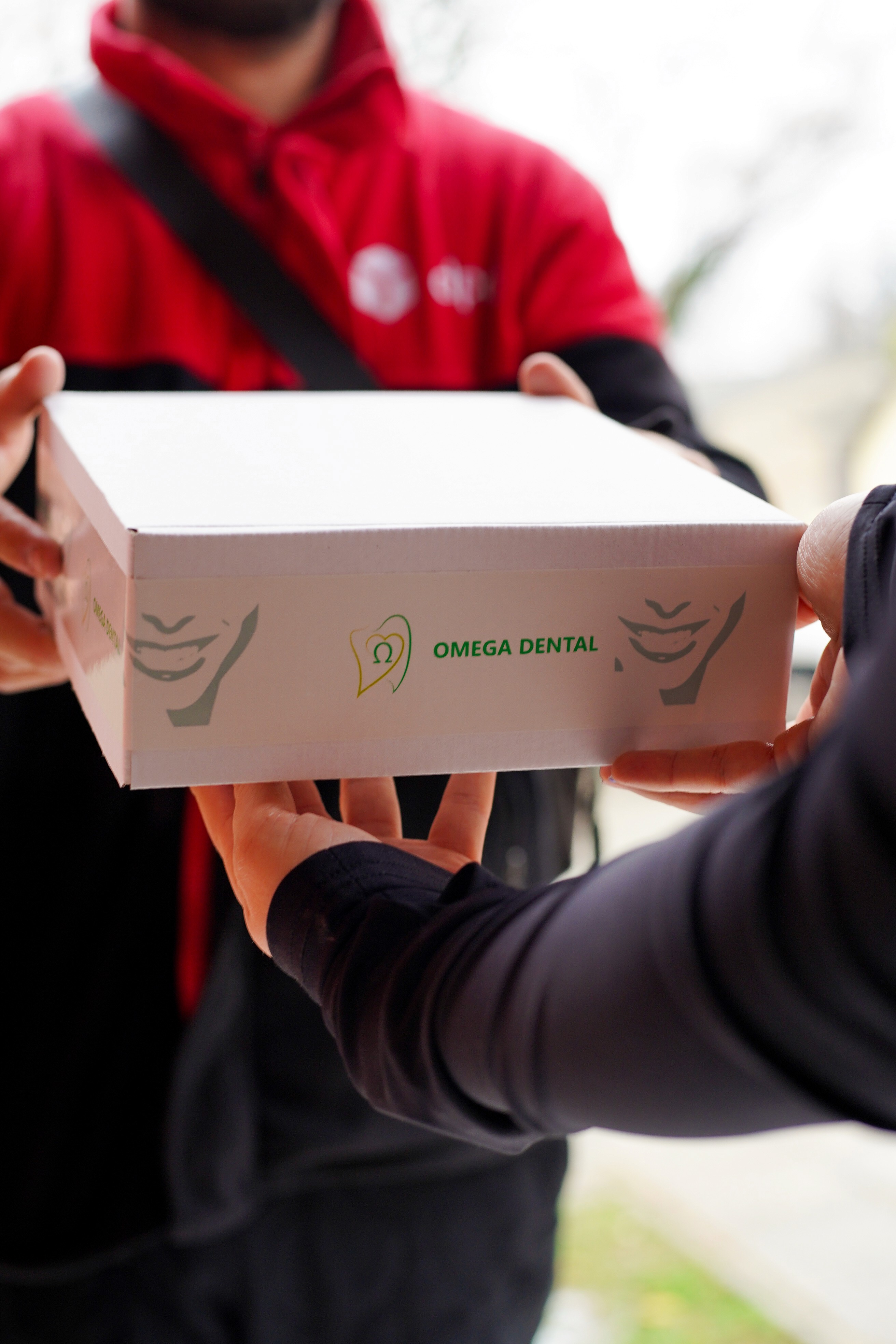 Príprava zásielky s hotovou zubnou náhradou na odoslanie kuriérom DPD