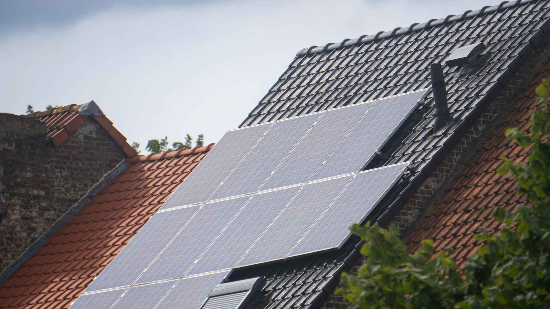 Planta solar: qué es, cómo funciona y qué tiene que ver con el techo de tu casa